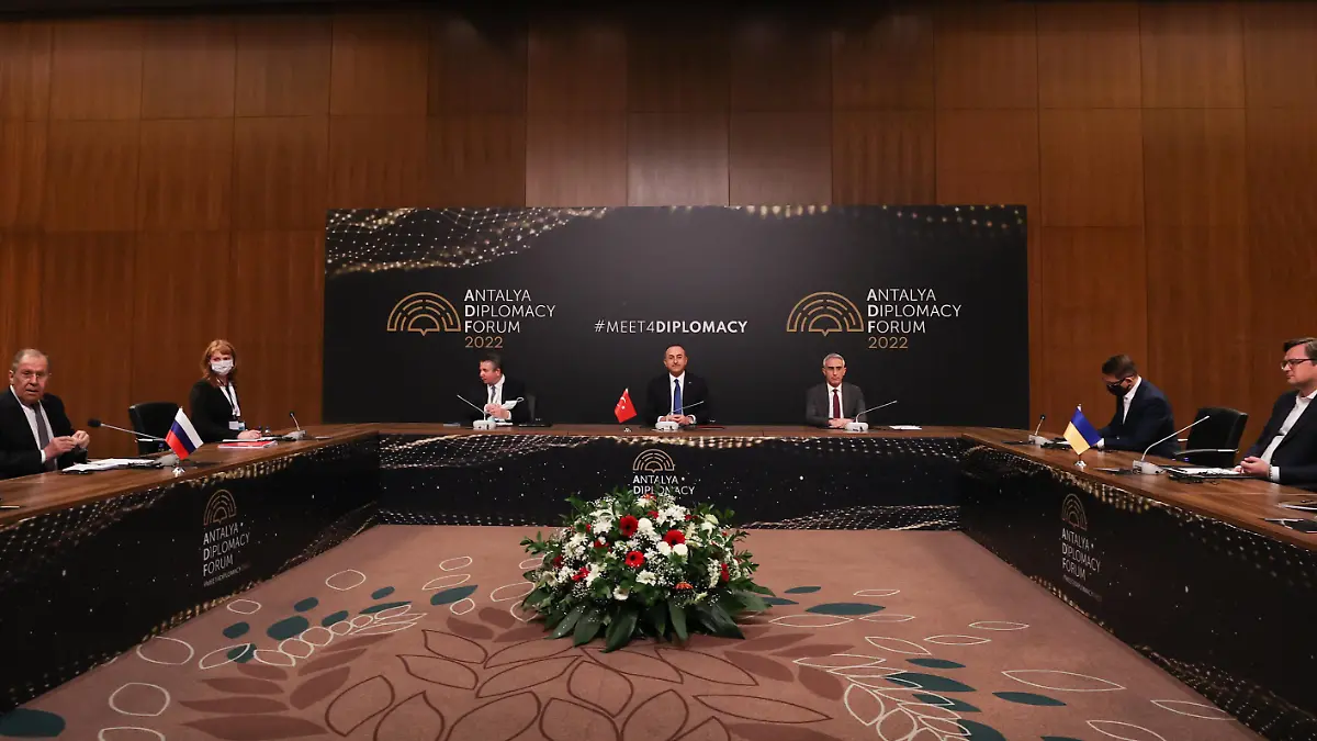  Turkish Foreign Minister Mevlut Cavusoglu C, chairs a tripartite meeting with Russia s Foreign Minister Sergey Lavrov L and Ukraine s Foreign Minister Dmytro Kuleba R, in Antalya, Turkey, Thursday, March 10, 2022.  Copyright: TurkishxForeignxMinistryx-xDepo 17456119