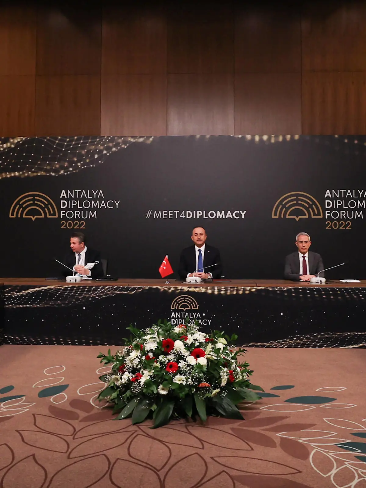  Turkish Foreign Minister Mevlut Cavusoglu C, chairs a tripartite meeting with Russia s Foreign Minister Sergey Lavrov L and Ukraine s Foreign Minister Dmytro Kuleba R, in Antalya, Turkey, Thursday, March 10, 2022.  Copyright: TurkishxForeignxMinistryx-xDepo 17456119