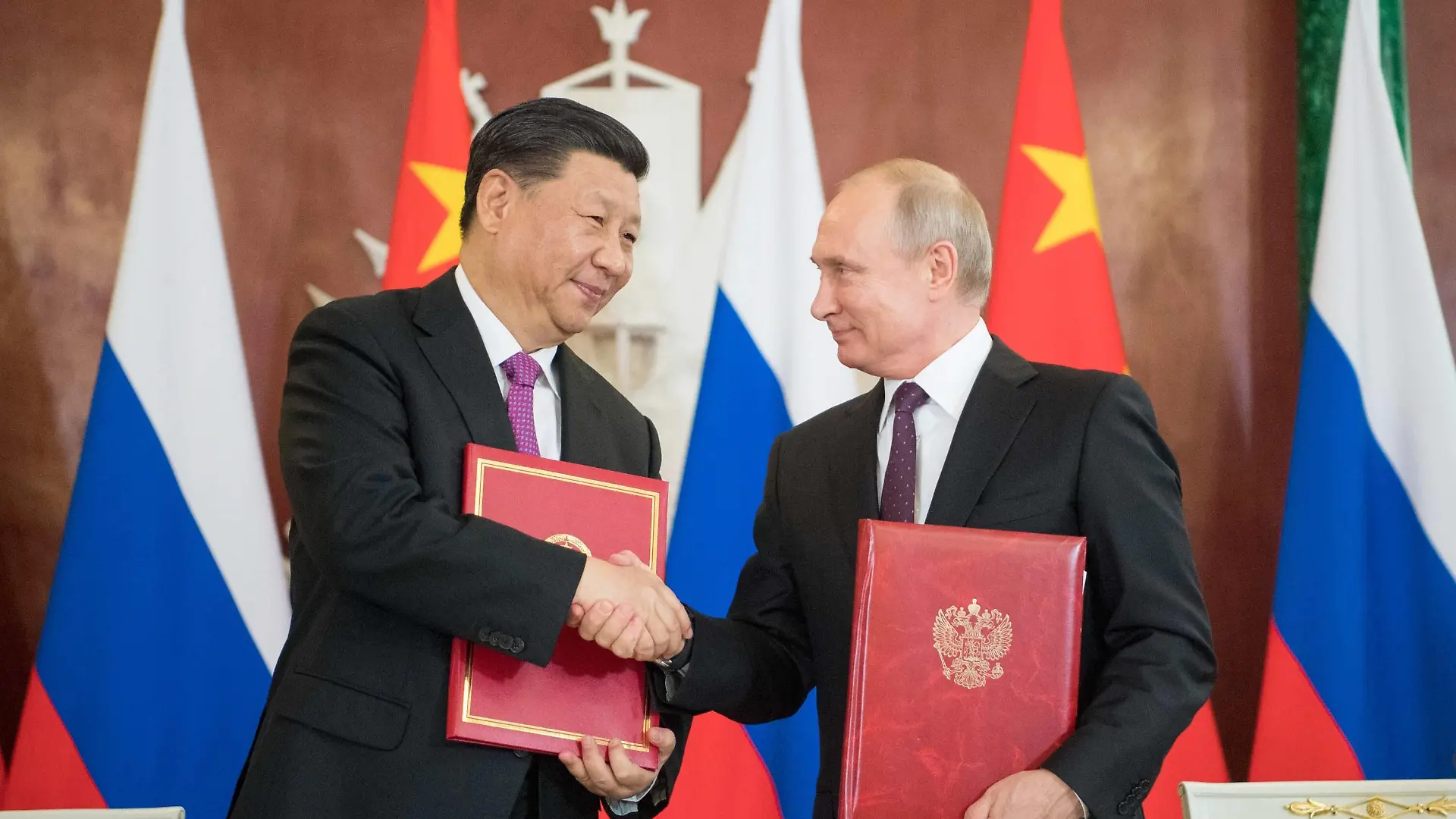(190605) -- MOSCOW, June 5, 2019 (Xinhua) -- Chinese President Xi Jinping (L) and his Russian counterpart Vladimir Putin sign the statements on elevating bilateral ties to the comprehensive strategic partnership of coordination for a new era and on strengthening contemporary global strategic stability, and witness the signing of a number of cooperation documents, after their talks in Moscow, Russia, June 5, 2019. Xi Jinping held talks with Vladimir Putin at the Kremlin in Moscow on Wednesday. (Xinhua/Li Xueren) RUSSIA-MOSCOW-CHINA-XI JINPING-VLADIMIR PUTIN-TALKS PUBLICATIONxNOTxINxCHN
