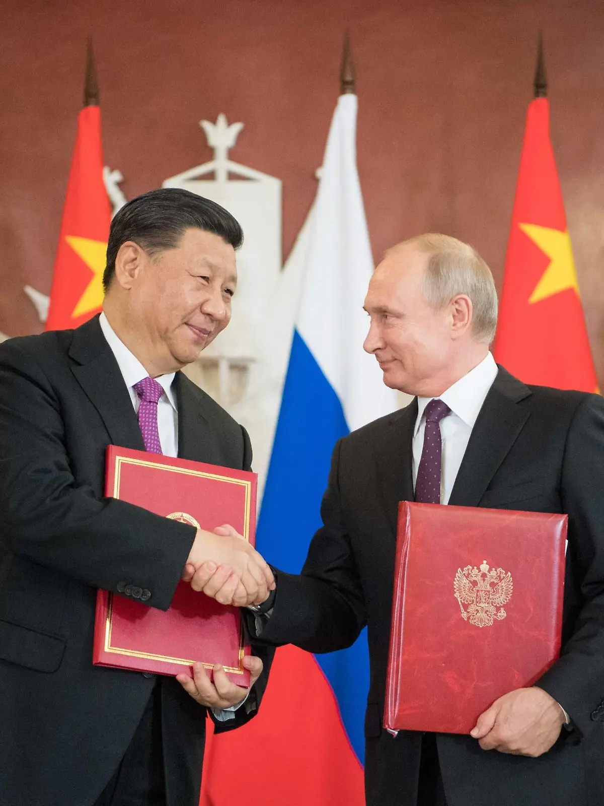 (190605) -- MOSCOW, June 5, 2019 (Xinhua) -- Chinese President Xi Jinping (L) and his Russian counterpart Vladimir Putin sign the statements on elevating bilateral ties to the comprehensive strategic partnership of coordination for a new era and on strengthening contemporary global strategic stability, and witness the signing of a number of cooperation documents, after their talks in Moscow, Russia, June 5, 2019. Xi Jinping held talks with Vladimir Putin at the Kremlin in Moscow on Wednesday. (Xinhua/Li Xueren) RUSSIA-MOSCOW-CHINA-XI JINPING-VLADIMIR PUTIN-TALKS PUBLICATIONxNOTxINxCHN  