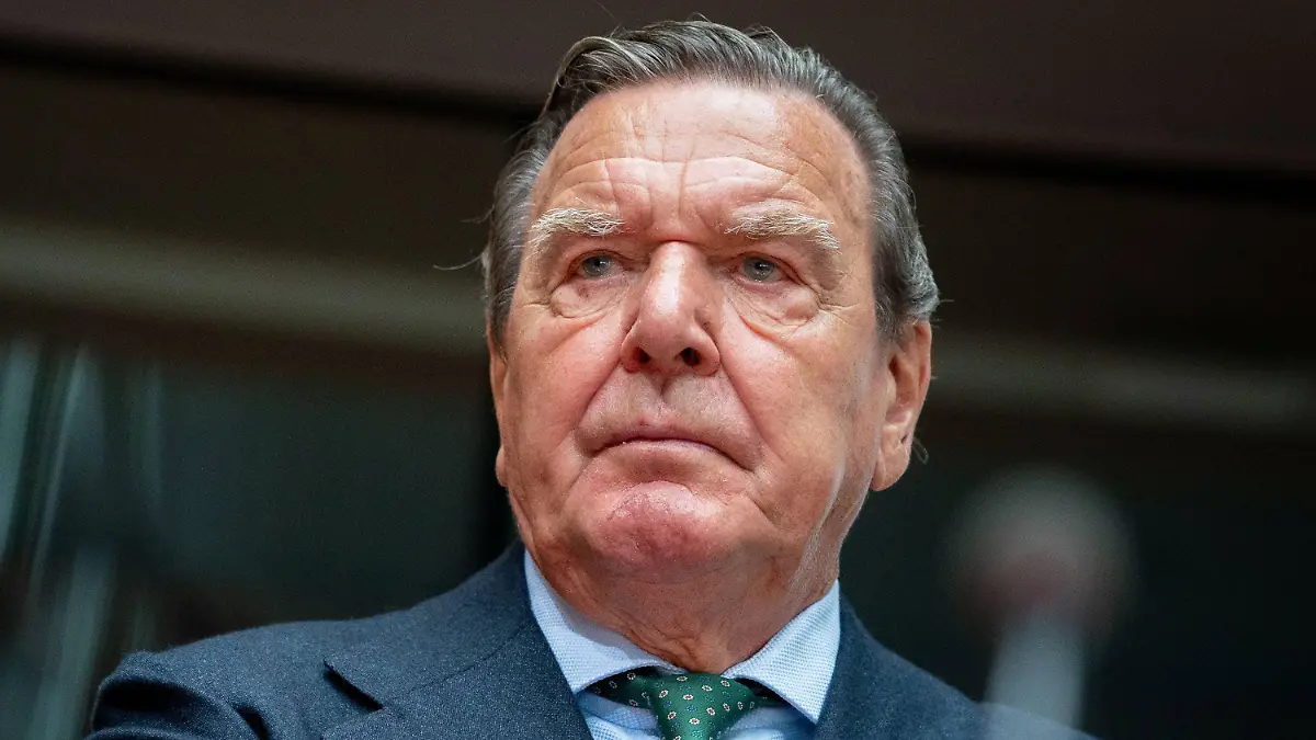 ARCHIV - 01.07.2020, Berlin: Gerhard Schröder (SPD), ehemaliger Bundeskanzler und Leiter Verwaltungsrat Nord Stream 2, wartet auf den Beginn der Anhörung im Wirtschaftsausschuss des Bundestags zum Pipeline-Projekt Nord Stream 2 im Sitzungssaal. Mehrere Mitarbeiter wollen sich nach Medieninformationen von Schröder trennen. (zu dpa «Druck auf Schröder wächst - Mitarbeiter kehren Altkanzler den Rücken») Foto: Kay Nietfeld/dpa +++ dpa-Bildfunk +++