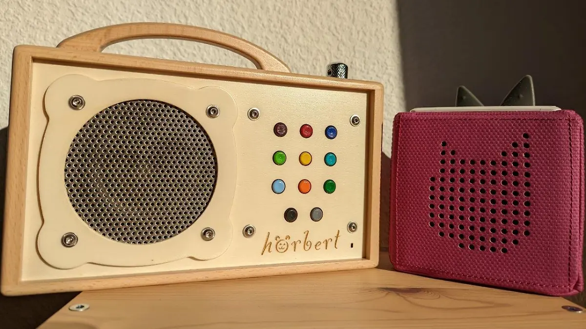 Der Hörbert ist größer und schwerer als eine Toniebox