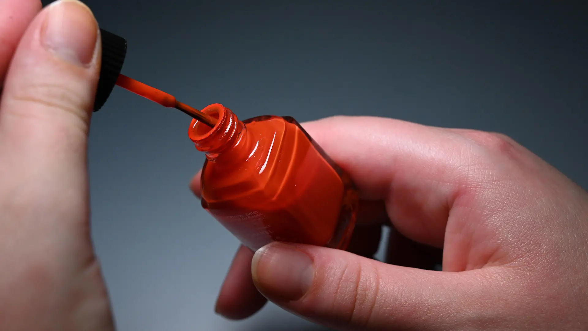 Symbolbild- junge Frau model released lackiert sich ihre Fingernägel *** symbolic picture young woman model released paints her fingernails