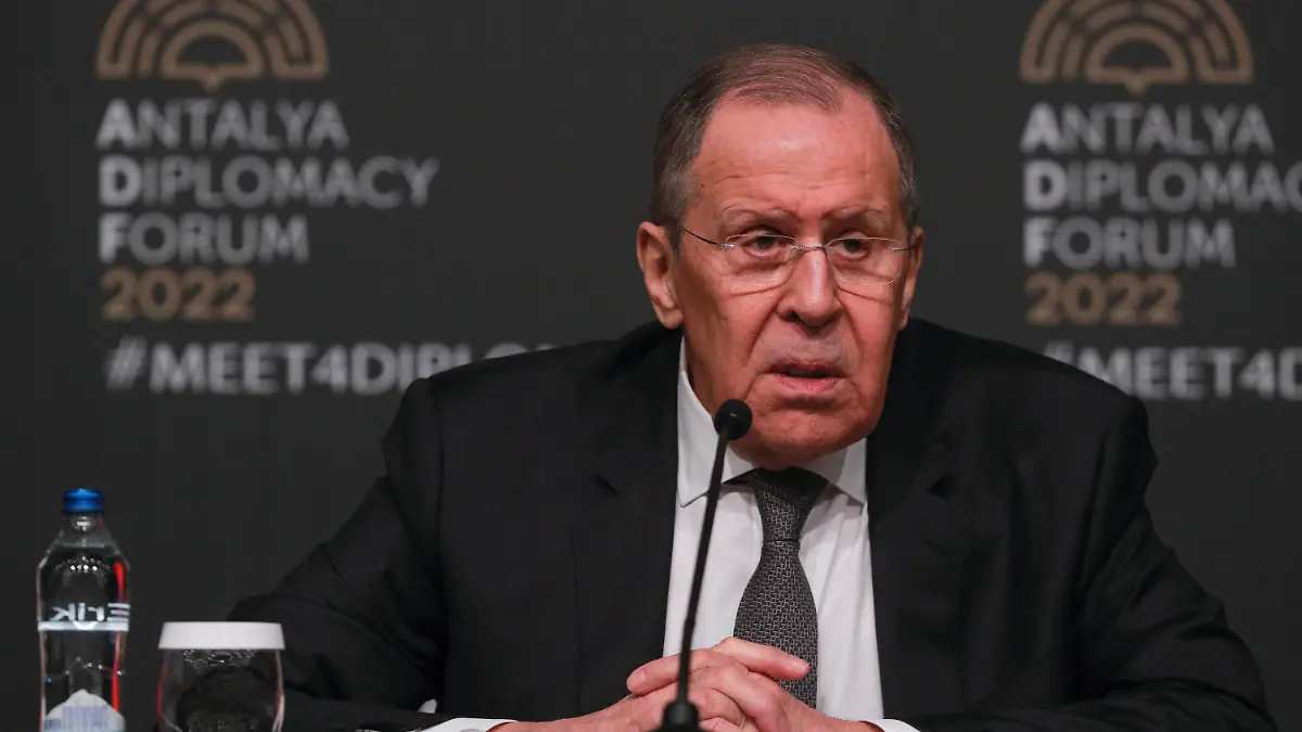 10.03.2022, Türkei, Antalya: Der russische Außenminister Sergej Lawrow spricht mit Journalisten während einer Pressekonferenz nach einem Dreiertreffen mit dem türkischen Außenminister Mevlüt Cavusoglu und dem ukrainischen Außenminister Dmytro Kuleba. Foto: Uncredited/AP/dpa +++ dpa-Bildfunk +++