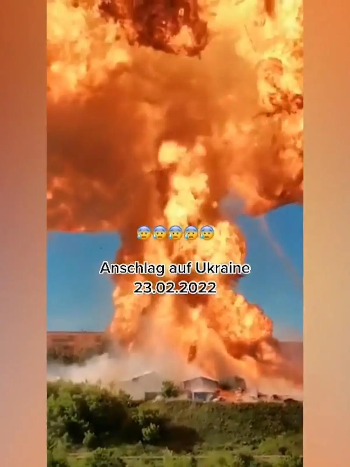 Luftangriffe, Kampfjets und Explosionen. Im Netzt werden aktuell viele gefährliche Fake-Videos verbreitet, die komplett aus dem Zusammenhang gerissen sind. Im Video zeigen wir Ihnen wann und wo die Videos wirklich entstanden sind.