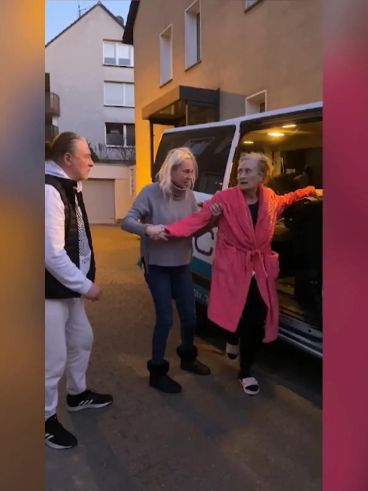 Bild zu: " Familie in Deutschland angekommen"