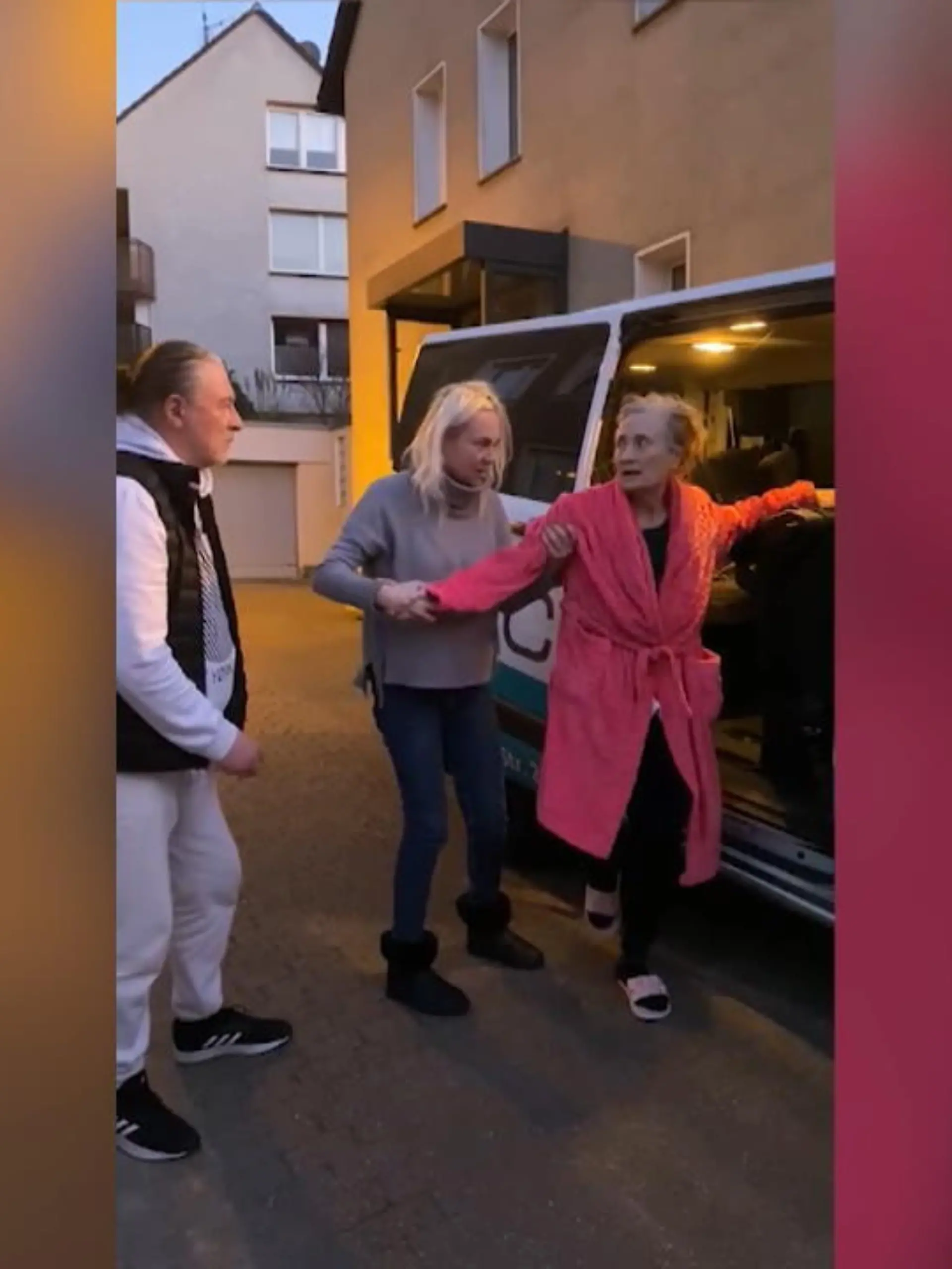 Bild zu: " Familie in Deutschland angekommen"