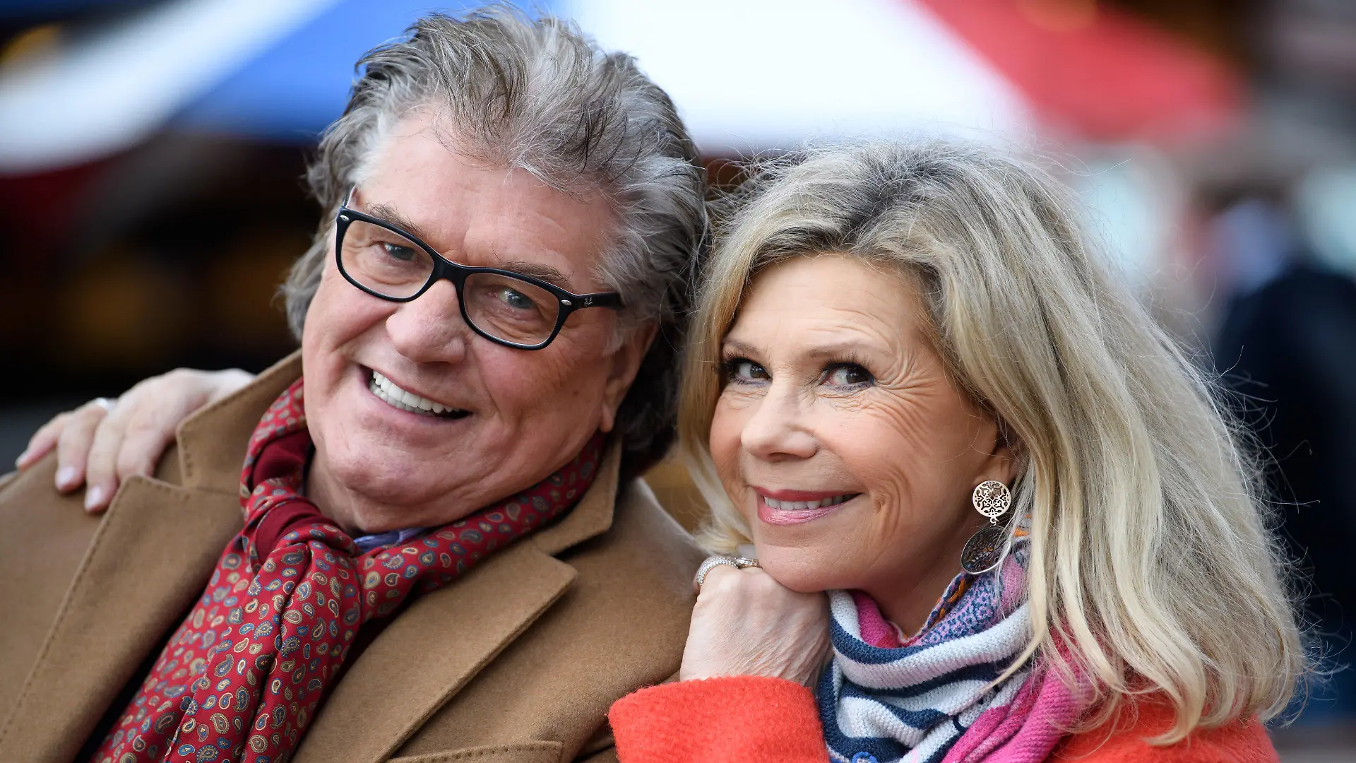 ARCHIV - 22.02.2019, Bayern, München: Marianne und Michael Hartl, Gesangsduo der Volksmusik, sitzen auf dem Viktualienmarkt vor einem Interview mit der Deutschen Presse-Agentur für ein Foto zusammen. Volksmusik-Star Marianne Hartl will nach einer schweren Schulterverletzung rechtzeitig zur Weihnachtstournee wieder auf der Bühne stehen. Foto: Sven Hoppe/dpa +++ dpa-Bildfunk +++