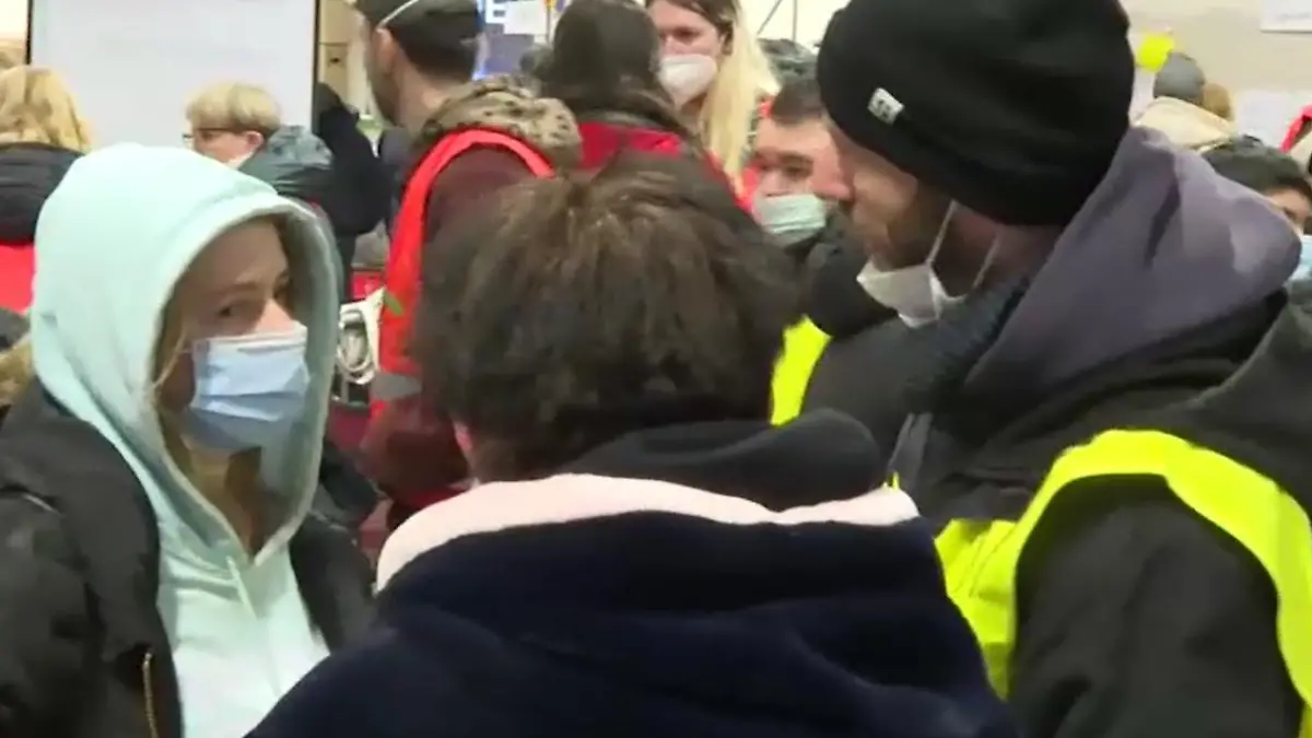 Am Berliner Hauptbahnhof kümmern sich viele freiwillige Helfer um die Geflüchteten aus der Ukraine.