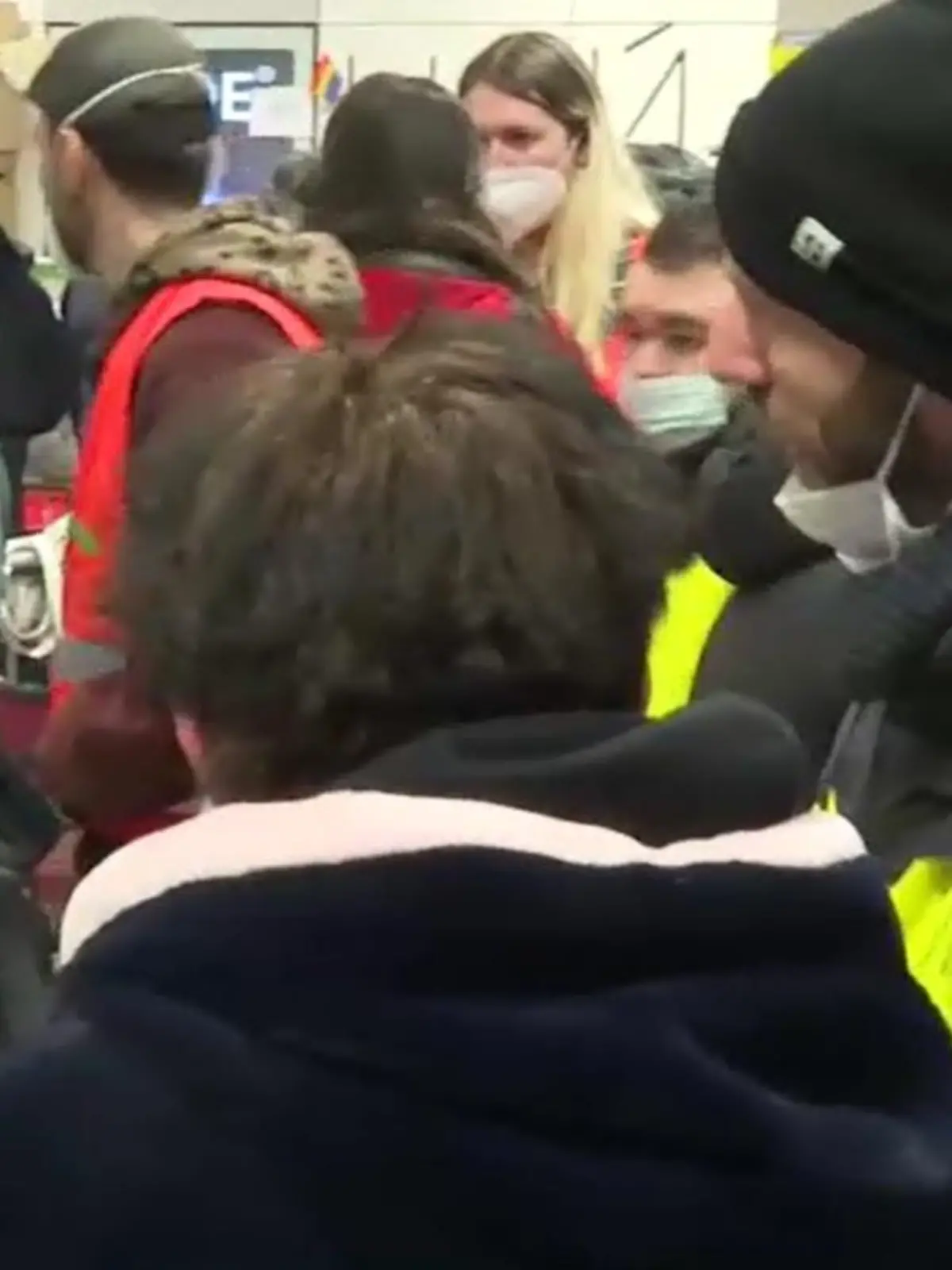 Am Berliner Hauptbahnhof kümmern sich viele freiwillige Helfer um die Geflüchteten aus der Ukraine.