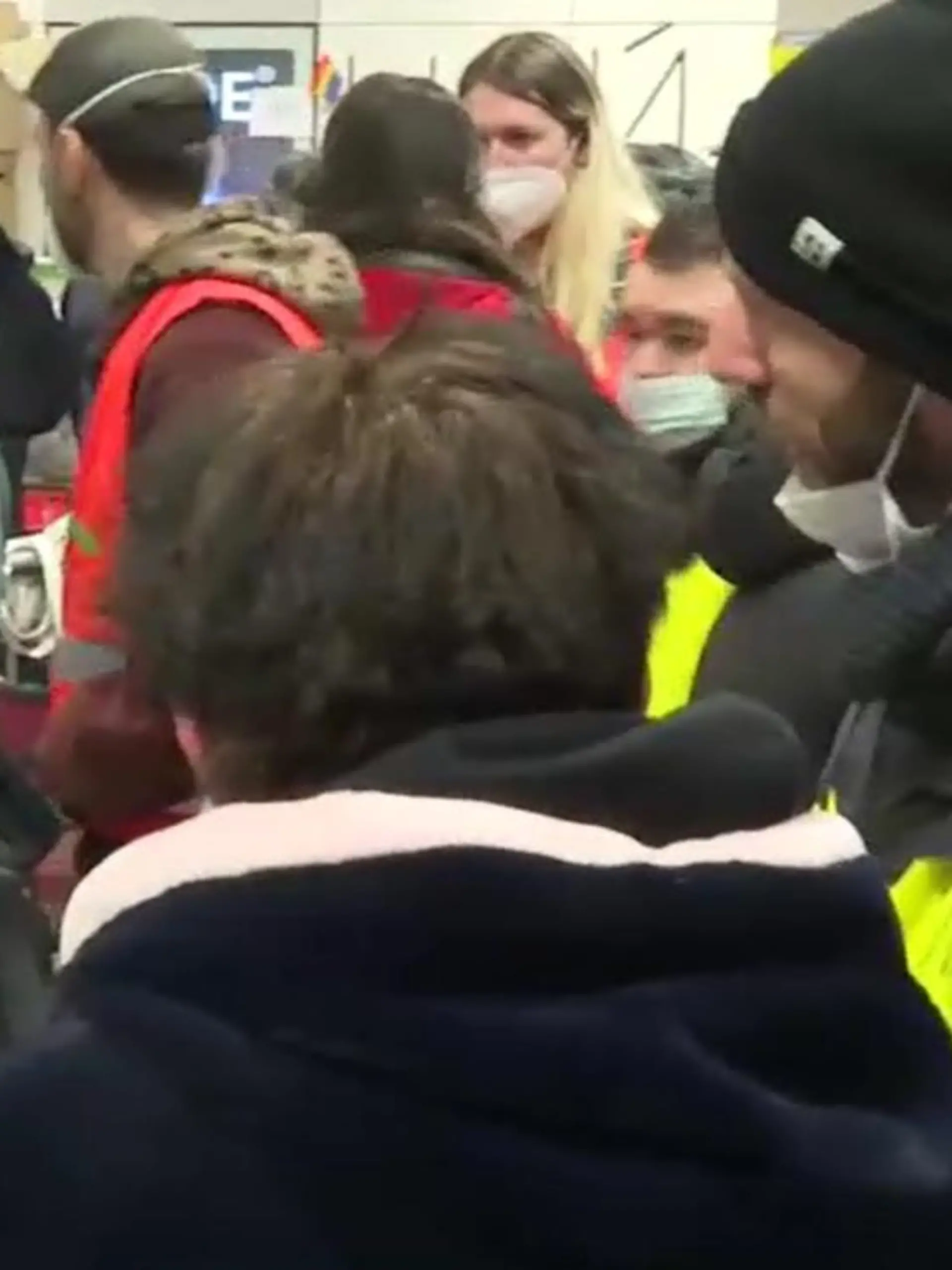 Am Berliner Hauptbahnhof kümmern sich viele freiwillige Helfer um die Geflüchteten aus der Ukraine.