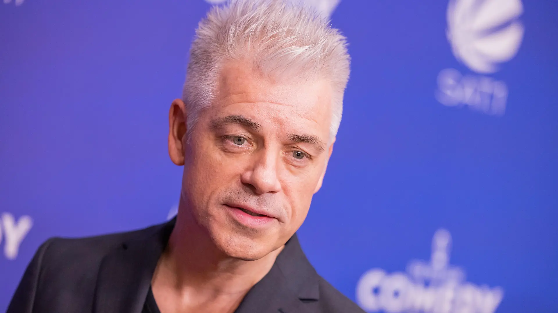 Michael Mittermeier kommt über den Roten Teppich zur Verleihung des "Deutschen Comedypreises". Die beliebtesten Comedy-Sendungen, Podcasts und Künstlerinnen und Künstler werden ausgezeichnet.