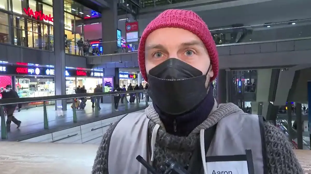 Aaron berichtet von dubiosen Vorfällen am Berliner Hauptbahnhof.