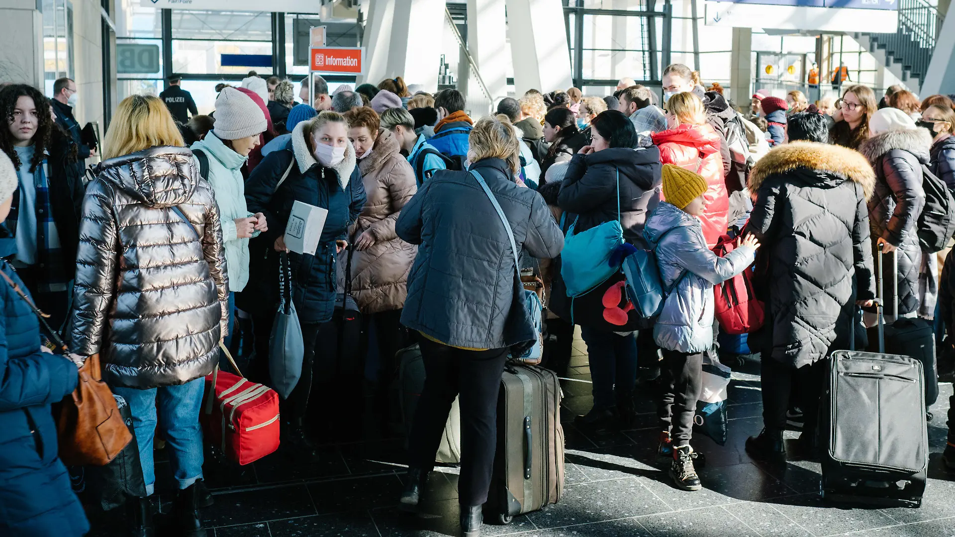 10.03.2022, Niedersachsen, Laatzen: Rund 650 Flüchtlinge aus der Ukraine kommen mit einem Sonderzug an der Hannover Messe an. Foto: Ole Spata/dpa +++ dpa-Bildfunk +++