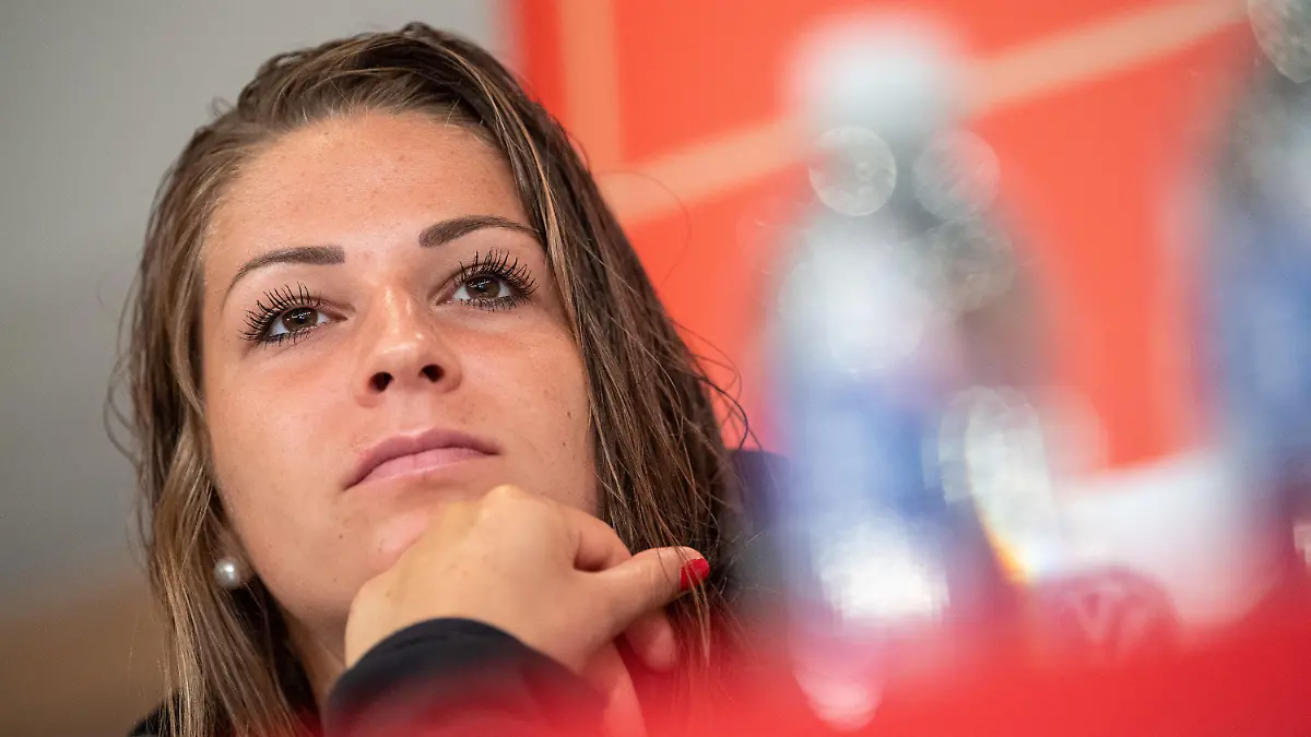 ARCHIV - 24.06.2019, Frankreich, Bruz: Fußball, Frauen: Weltmeisterschaft, Nationalmannschaft, Deutschland, Pressekonferenz: Melanie Leupolz. (zu "Nationalspielerin Melanie Leupolz wird Mutter und fehlt bei der EM") Foto: Sebastian Gollnow/dpa +++ dpa-Bildfunk +++