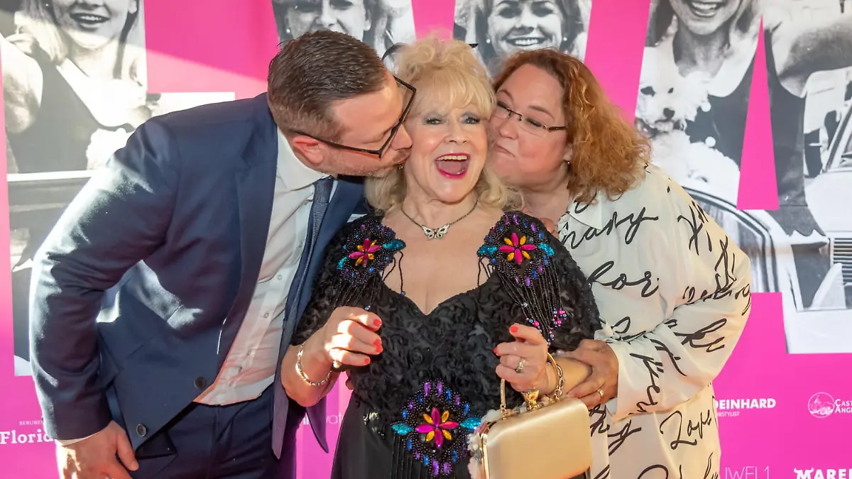 Eva Jacob (Schlager-Star, "Jacob Sisters", erste Girly-Band) mit Sohn Rene und Tochter Angela, bei der Feier zum 80. Geburtstag von Eva Jacob und zum 60 jaehrigen buehnenjubilaeum der "Jacob Sisters", im Hotel Westin Grand Berlin, in Berlin, am 10.06.2023