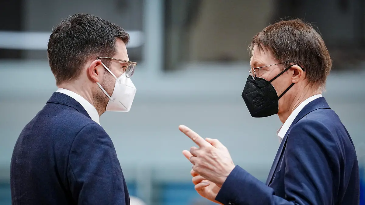 German Health Minister Karl Lauterbach and Justice Minister Marco Buschmann wear protective face masks before the weekly cabinet meeting at the Chancellery in Berlin, Germany, February 16, 2022. Kay Nietfeld/Pool via REUTERS