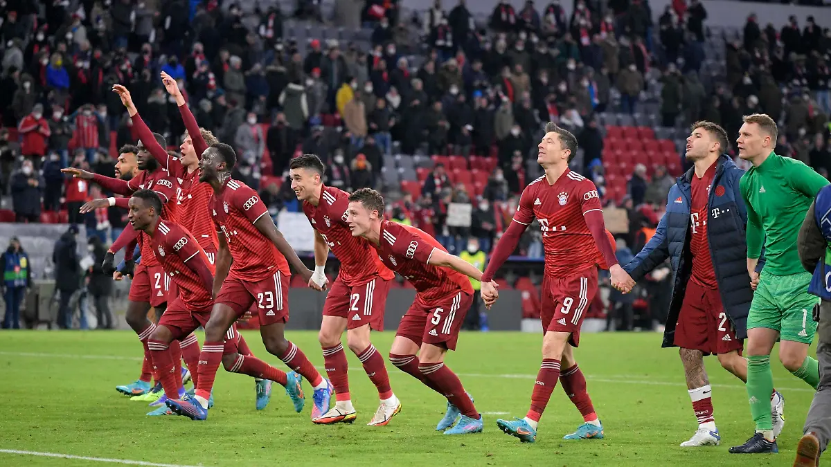 Sport Bilder des Tages 08.03.2022, Fussball UEFA Championsleague 2021/2022: Achtelfinale Rückspiel, FC Bayern München - RB Salzburg, in der Allianz-Arena München. LaOla der Bayernspieler, Bouna Sarr Bayern München, Tanguy Nianzou FC Bayern München, Marc Roca FC Bayern München , Benjamin Pavard Bayern München, Robert Lewandowski FC Bayern München, Lucas Hernandez FC Bayern München und Torwart Manuel Neuer FC Bayern München *** 08 03 2022, Football UEFA Champions League 2021 2022 Round of 16 second leg, FC Bayern Munich RB Salzburg, at the Allianz Arena Munich LaOla of Bayern players, Bouna Sarr Bayern Munich , Tanguy Nianzou FC Bayern Munich , Marc Roca FC Bayern Munich , Benjamin Pavard Bayern Munich , Robert Lewandowski FC Bayern Munich , Lucas Hernandez FC Bayern Munich and goalkeeper Manuel Neuer FC Bayern Munich