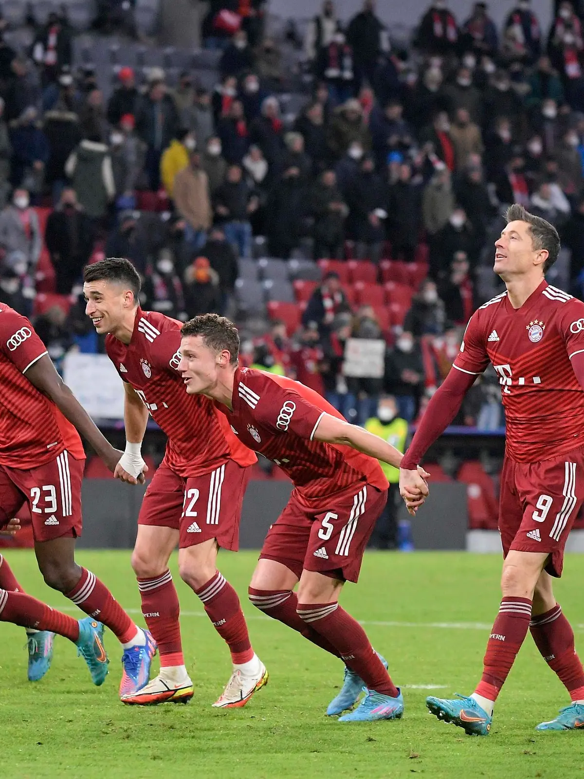 Sport Bilder des Tages 08.03.2022, Fussball UEFA Championsleague 2021/2022: Achtelfinale Rückspiel, FC Bayern München - RB Salzburg, in der Allianz-Arena München. LaOla der Bayernspieler, Bouna Sarr Bayern München, Tanguy Nianzou FC Bayern München, Marc Roca FC Bayern München , Benjamin Pavard Bayern München, Robert Lewandowski FC Bayern München, Lucas Hernandez FC Bayern München und Torwart Manuel Neuer FC Bayern München *** 08 03 2022, Football UEFA Champions League 2021 2022 Round of 16 second leg, FC Bayern Munich RB Salzburg, at the Allianz Arena Munich LaOla of Bayern players, Bouna Sarr Bayern Munich , Tanguy Nianzou FC Bayern Munich , Marc Roca FC Bayern Munich , Benjamin Pavard Bayern Munich , Robert Lewandowski FC Bayern Munich , Lucas Hernandez FC Bayern Munich and goalkeeper Manuel Neuer FC Bayern Munich