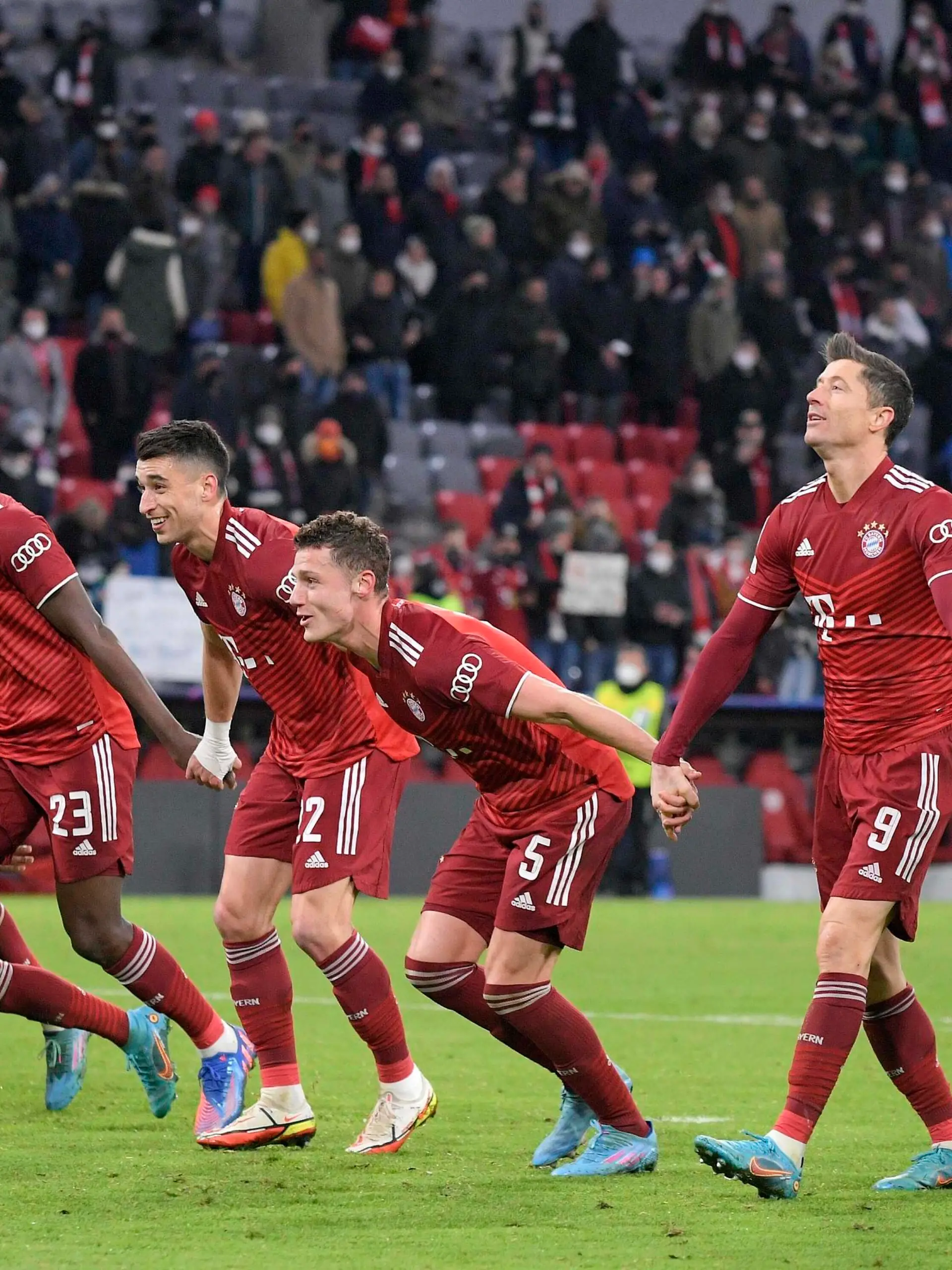 Sport Bilder des Tages 08.03.2022, Fussball UEFA Championsleague 2021/2022: Achtelfinale Rückspiel, FC Bayern München - RB Salzburg, in der Allianz-Arena München. LaOla der Bayernspieler, Bouna Sarr Bayern München, Tanguy Nianzou FC Bayern München, Marc Roca FC Bayern München , Benjamin Pavard Bayern München, Robert Lewandowski FC Bayern München, Lucas Hernandez FC Bayern München und Torwart Manuel Neuer FC Bayern München *** 08 03 2022, Football UEFA Champions League 2021 2022 Round of 16 second leg, FC Bayern Munich RB Salzburg, at the Allianz Arena Munich LaOla of Bayern players, Bouna Sarr Bayern Munich , Tanguy Nianzou FC Bayern Munich , Marc Roca FC Bayern Munich , Benjamin Pavard Bayern Munich , Robert Lewandowski FC Bayern Munich , Lucas Hernandez FC Bayern Munich and goalkeeper Manuel Neuer FC Bayern Munich