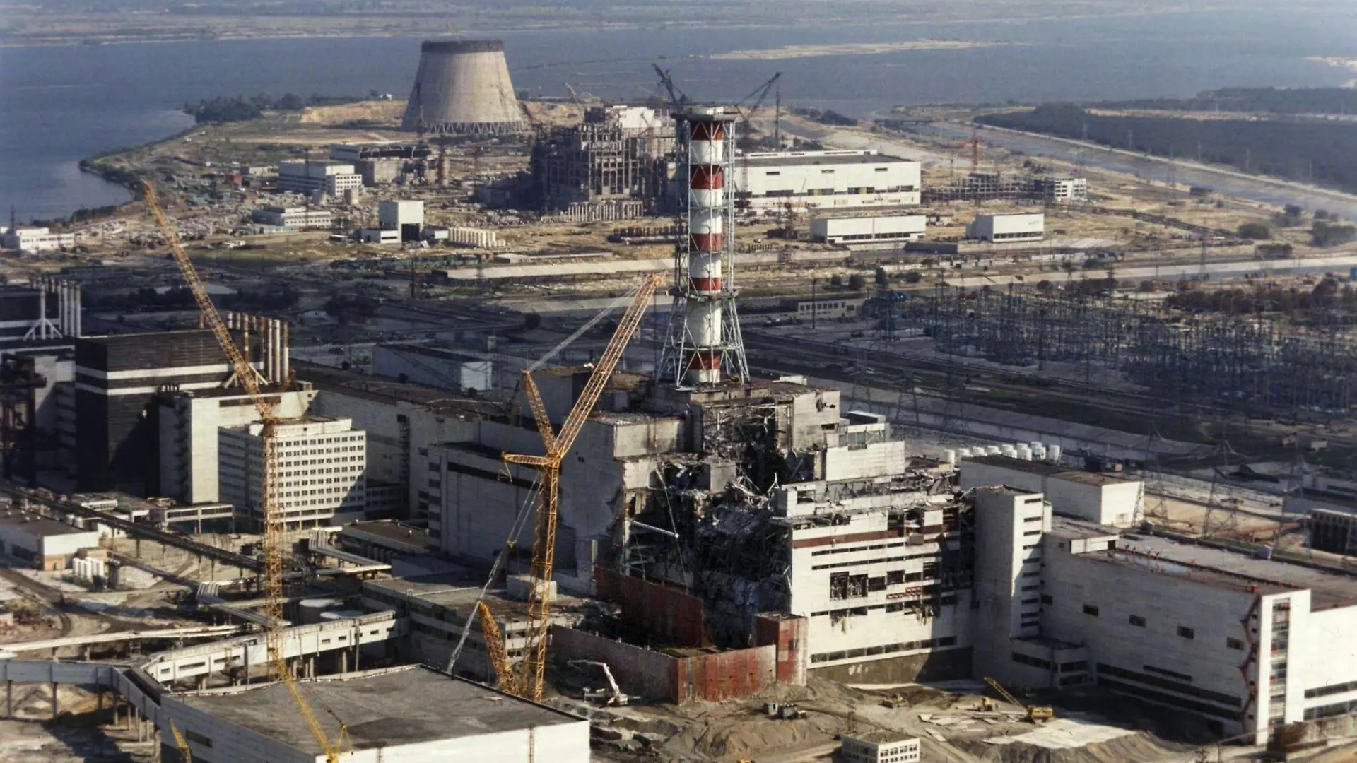 ARCHIV - 01.10.1986, Ukraine, Tschernobyl: Reparaturarbeiten am explodierten ukrainischen Atomkraftwerk Tschernobyl. Die Ukraine gedenkt am 26. April der Opfer der verheerenden Explosion im damals noch sowjetischen Atomkraftwerk Tschernobyl am 26. April 1986. (zu dpa "Die Wolke, die Deutschland veränderte") Foto: epa Tass/Tass/dpa +++ dpa-Bildfunk +++