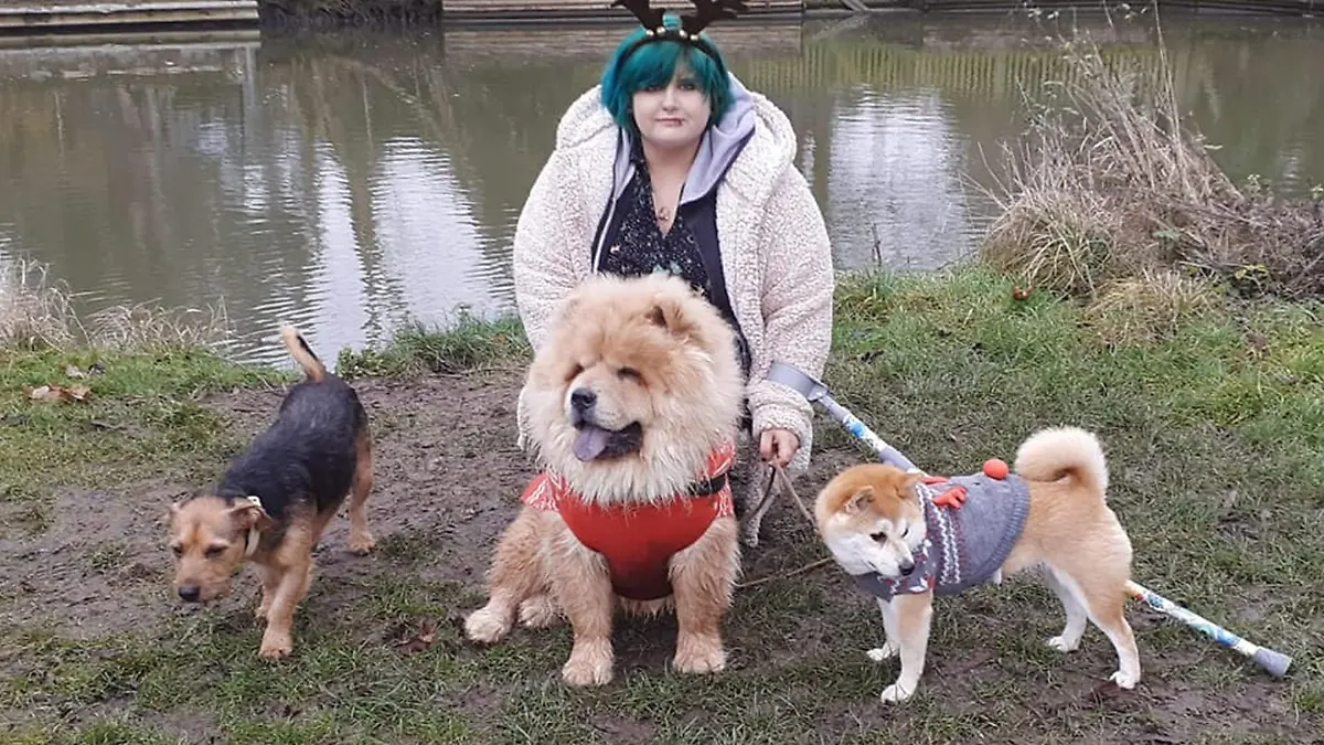 Tina Sabine mit ihren Hunden beim Spaziergang.