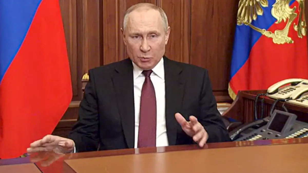 24.02.2022, Russland, Moskau: Dieses Standbild, das aus einem vom Pressedienst des russischen Präsidenten veröffentlichten Video zur Verfügung gestellt wird, zeigt Wladimir Putin, Präsident von Russland, der sich an die Nation wendet. Russische Truppen haben am Donnerstag ihren erwarteten Angriff auf die Ukraine gestartet. Putin wies die internationale Verurteilung und die Sanktionen zurück und warnte andere Länder, dass jeder Versuch einer Einmischung zu "Konsequenzen führen würde, die Sie noch nie gesehen haben". In einer Fernsehansprache rechtfertigte Putin das Ganze mit der Behauptung, der Angriff sei notwendig, um die Zivilbevölkerung in der Ostukraine zu schützen. Foto: Uncredited/Russian Presidential Press Service/dpa +++ dpa-Bildfunk +++