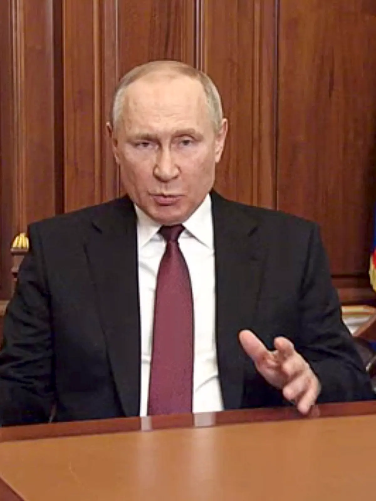24.02.2022, Russland, Moskau: Dieses Standbild, das aus einem vom Pressedienst des russischen Präsidenten veröffentlichten Video zur Verfügung gestellt wird, zeigt Wladimir Putin, Präsident von Russland, der sich an die Nation wendet. Russische Truppen haben am Donnerstag ihren erwarteten Angriff auf die Ukraine gestartet. Putin wies die internationale Verurteilung und die Sanktionen zurück und warnte andere Länder, dass jeder Versuch einer Einmischung zu "Konsequenzen führen würde, die Sie noch nie gesehen haben". In einer Fernsehansprache rechtfertigte Putin das Ganze mit der Behauptung, der Angriff sei notwendig, um die Zivilbevölkerung in der Ostukraine zu schützen. Foto: Uncredited/Russian Presidential Press Service/dpa +++ dpa-Bildfunk +++