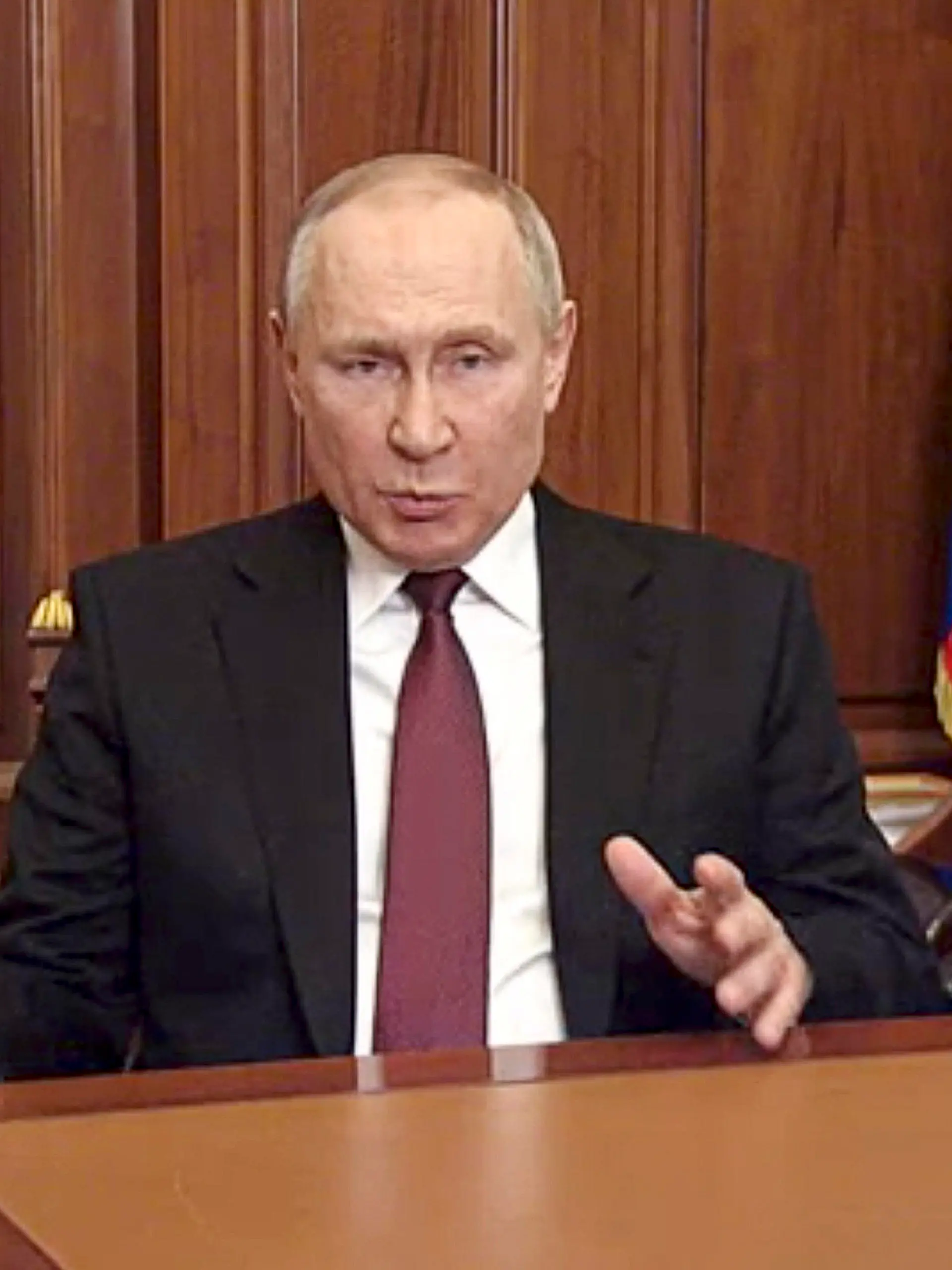 24.02.2022, Russland, Moskau: Dieses Standbild, das aus einem vom Pressedienst des russischen Präsidenten veröffentlichten Video zur Verfügung gestellt wird, zeigt Wladimir Putin, Präsident von Russland, der sich an die Nation wendet. Russische Truppen haben am Donnerstag ihren erwarteten Angriff auf die Ukraine gestartet. Putin wies die internationale Verurteilung und die Sanktionen zurück und warnte andere Länder, dass jeder Versuch einer Einmischung zu "Konsequenzen führen würde, die Sie noch nie gesehen haben". In einer Fernsehansprache rechtfertigte Putin das Ganze mit der Behauptung, der Angriff sei notwendig, um die Zivilbevölkerung in der Ostukraine zu schützen. Foto: Uncredited/Russian Presidential Press Service/dpa +++ dpa-Bildfunk +++