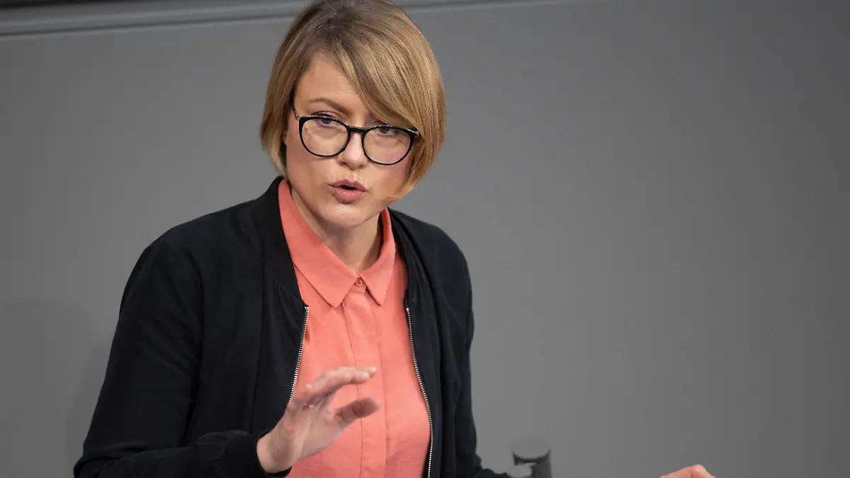 17.02.2022, Berlin: Clara Bünger (Die Linke), Mitglied des Deutschen Bundestages, spricht bei der Sitzung des Bundestags zu den Abgeordneten. Foto: Christophe Gateau/dpa +++ dpa-Bildfunk +++