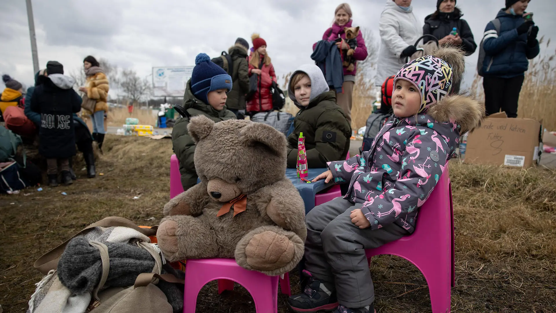 News Bilder des Tages March 6, 2022, Medyka, Poland: Young refugees are seen waiting at the border..More than 1.3 millions Ukrainians have fled to their country to escape the Russian invasion with at least half of them have arrived Poland. Many humanitarian experts warn a mass scale refugee crisis in Europe could occur in the next few weeks. Medyka Poland - ZUMAs197 20220306_zaa_s197_262 Copyright: xHestherxNgx