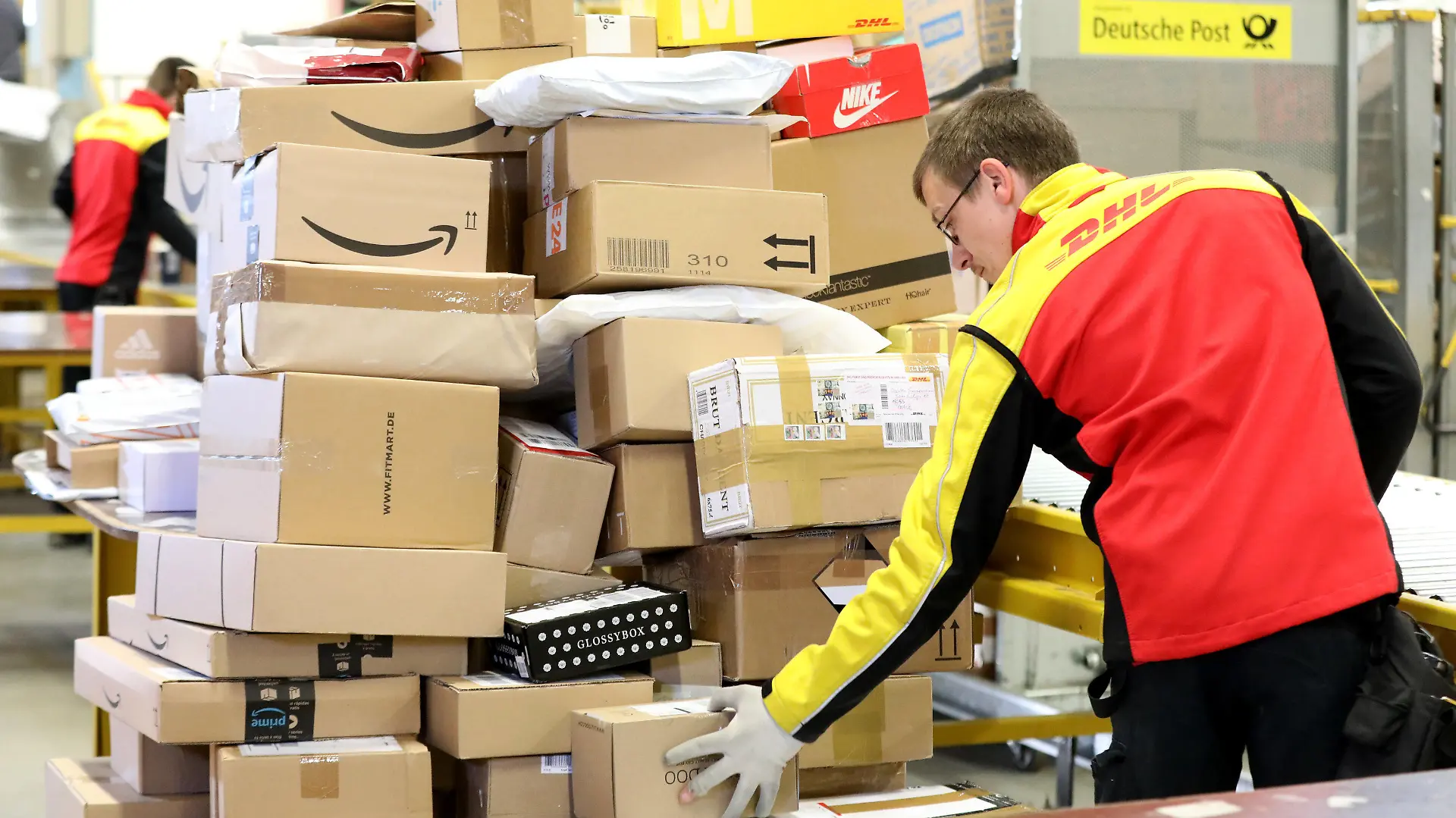08.04.2020, Mecklenburg-Vorpommern, Groß Schwaß: In der Zustellbasis der Deutschen Post werden die Pakete sortiert und auf die Fahrzeuge verteilt. Wegen der Corona-Krise nutzen immer mehr Bürger die Online-Bestellmöglichkeiten, das sorgt bei den Zustelldiensten für Hochbetrieb wie sonst nur in der Vorweihnachtszeit. Während in der Zustellbasis sonst rund 5.000 Sendungen täglich umgeschlagen werden, sind es derzeit 7.500. Foto: Bernd Wüstneck/dpa-Zentralbild/dpa +++ dpa-Bildfunk +++