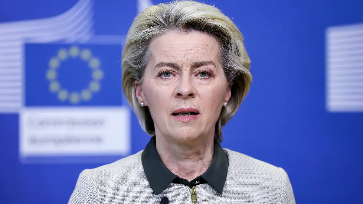 07.03.2022, Belgien, Brüssel: Ursula von der Leyen (CDU,r), Präsidentin der Europäischen Kommission, spricht bei einer Pressekonferenz vor einem gemeinsamen Treffen mit dem Premierminister von Italien, Draghi. Foto: Kenzo Tribouillard/Pool AFP/AP/dpa +++ dpa-Bildfunk +++