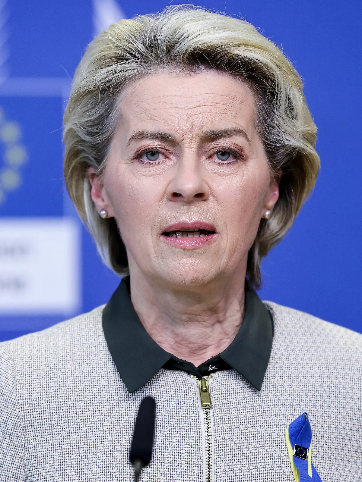 07.03.2022, Belgien, Brüssel: Ursula von der Leyen (CDU,r), Präsidentin der Europäischen Kommission, spricht bei einer Pressekonferenz vor einem gemeinsamen Treffen mit dem Premierminister von Italien, Draghi. Foto: Kenzo Tribouillard/Pool AFP/AP/dpa +++ dpa-Bildfunk +++