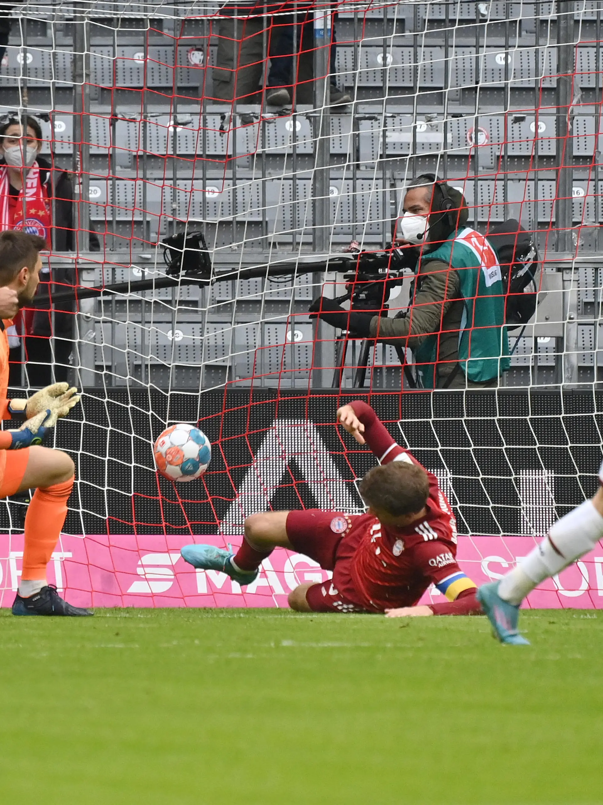 Thomas MUELLER (MÜLLER,Bayern Muenchen), Eigentor zum 1-1, li:Sven ULREICH,Torwart (Bayern Muenchen).Tor. Aktion,Strafraumszene. Fussball 1. Bundesliga Saison 2021/2022,25.Spieltag, Spieltag25. FC Bayern Muenchen - Bayer 04 Leverkusen 1-1 am 05.03.2022, A L L I A N Z A R E N A Muenchen.