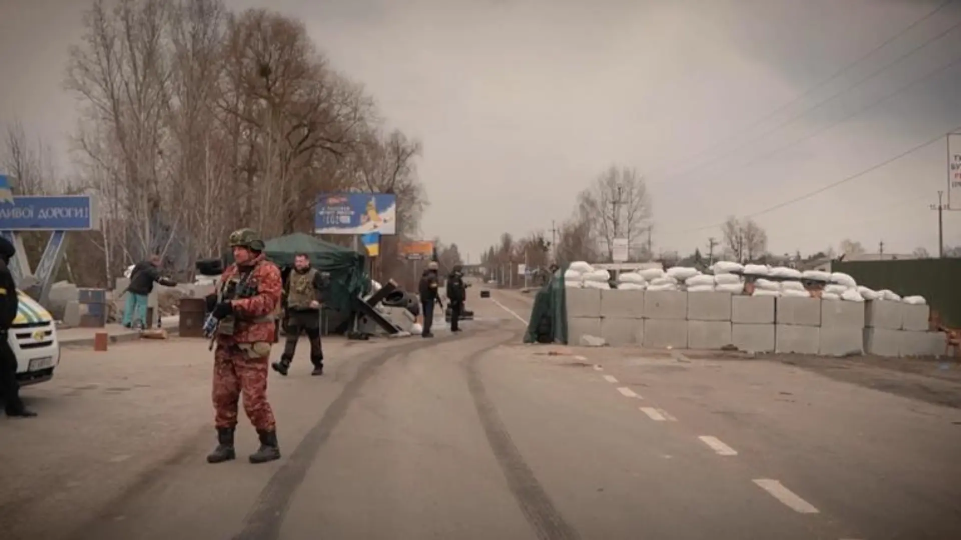 Bild eines ukrainischen Checkpoints in der Nähe der Stadt Irpin.
