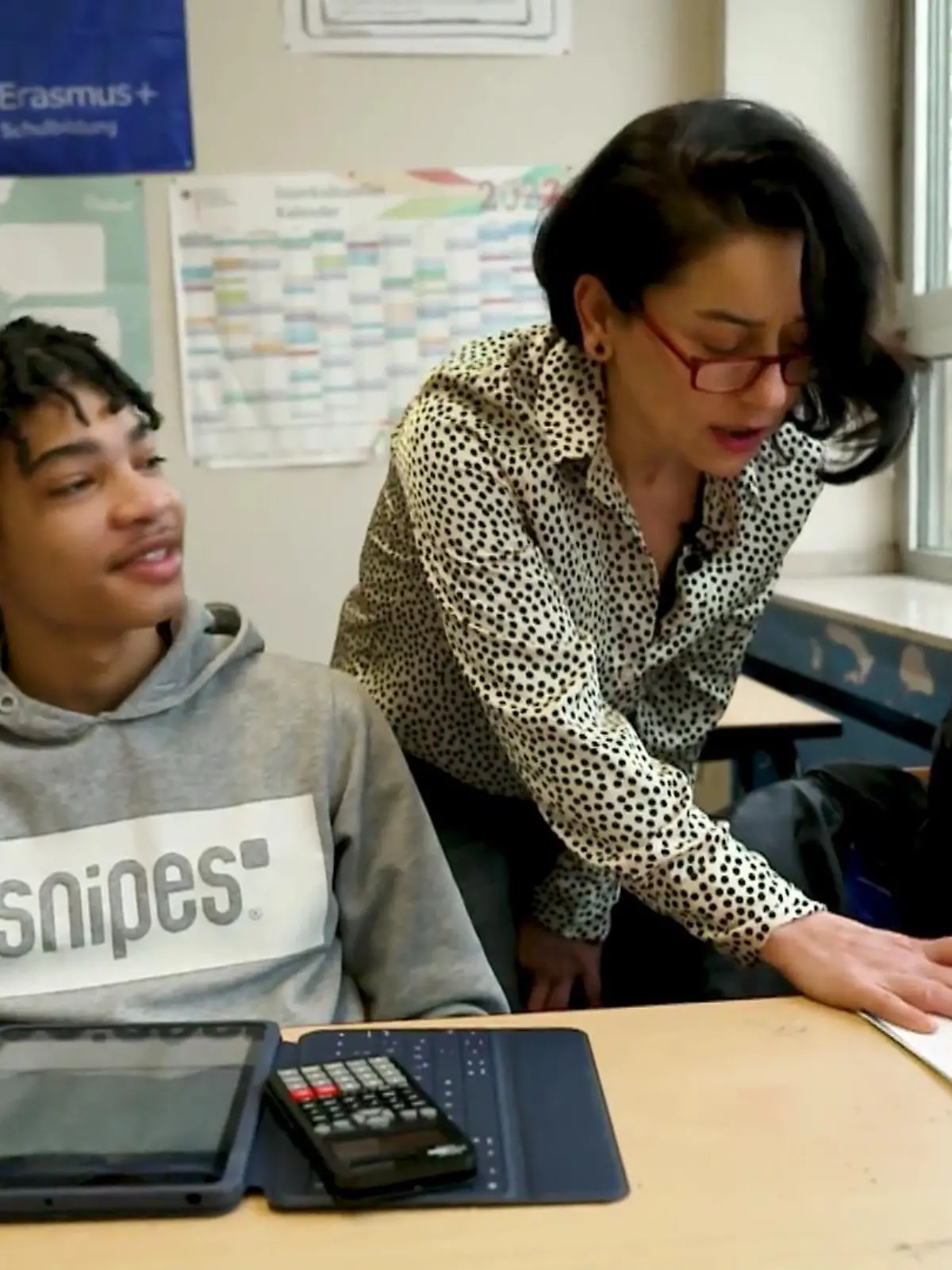 In Deutschland gibt es immer mehr Lehrermangel. Insbesondere an Brennpunktschulen fehlen viele Fachkräfte. Umso beeindruckender ist die bewusste Entscheidung von Songül Yavuzaslan, genau an solch einer Schule in Gelsenkirchen arbeiten zu wollen. Worin das Hauptproblem liegt, was Songül Yavuzaslan antreibt und warum hier Träume und Realität oft weit auseinanderdriften, erfahren Sie im Video.