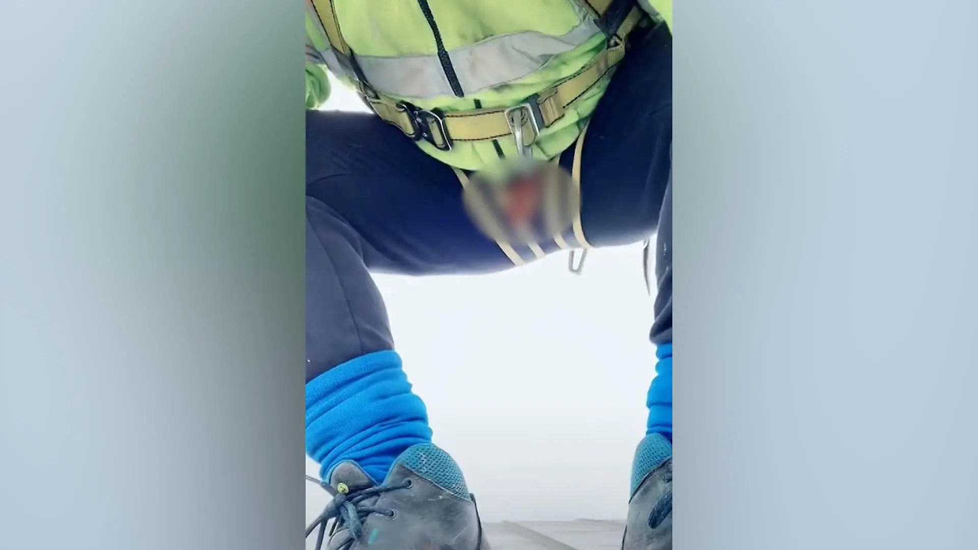 Ist dieser Mann hier wirklich nackt? Obszöne Szene oder optische Täuschung