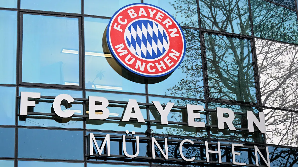 ARCHIV - 27.03.2023, Bayern, München: Das Logo vom FC Bayern München ist am Vereinsgelände an der Säbener Straße zu sehen. Der FC Bayern München muss wegen jahrelang nicht gezahlter Sozialleistungen einen sechsstelligen Betrag an den Zoll zahlen. (zu dpa: «Mindestlohnverfahren: FC Bayern muss hohe Summe nachzahlen») Foto: Sven Hoppe/dpa +++ dpa-Bildfunk +++
