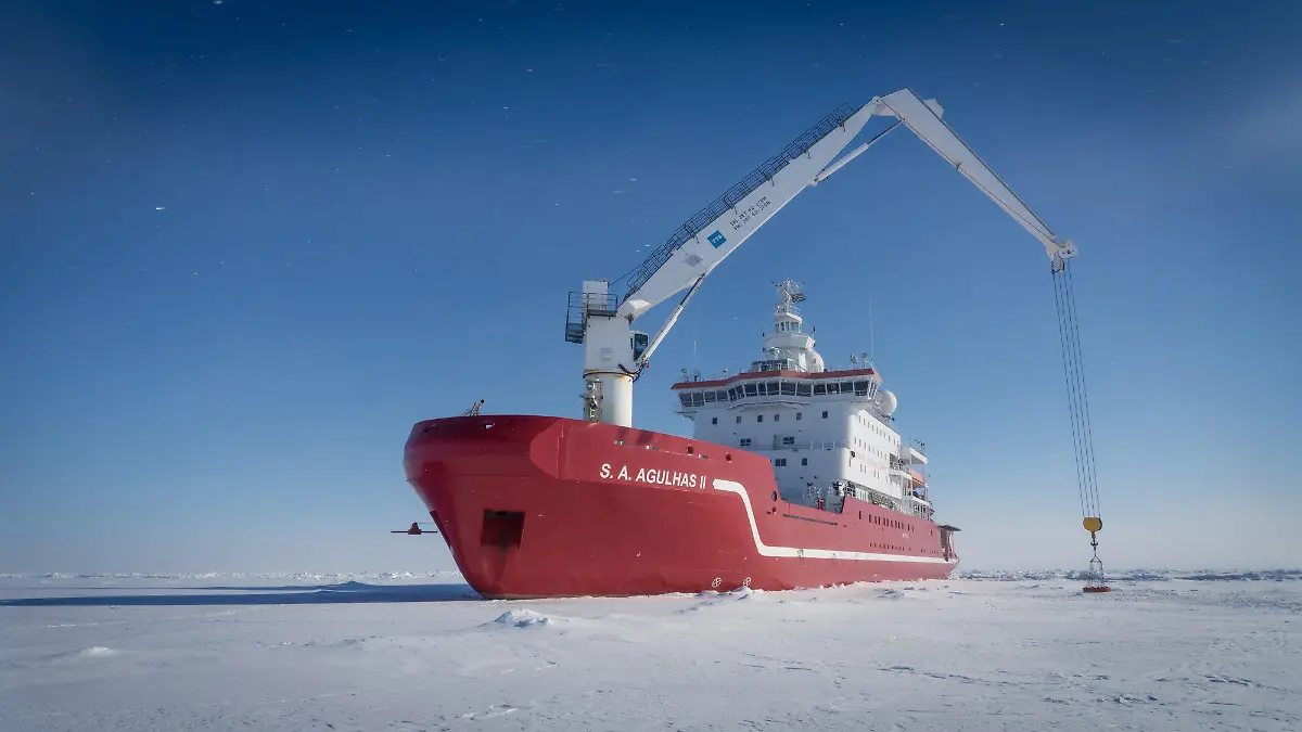 09.03.2022, Antarktis, ---: Diese vom Falklands Maritime Heritage Trust via PA herausgegebene Aufnahme zeigt das südafrikanische Polarforschungs- und Logistikschiffs S.A. Agulhas II auf einer Expedition zur Suche nach dem Wrack der Endurance, dem Schiff von Sir Ernest Shackleton, das nicht mehr gesehen wurde, seit es 1915 im Weddellmeer vom Eis zerdrückt wurde und sank (undatiert). Hundert Jahre nach Shackletons Tod wurde die Endurance in einer Tiefe von 3008 Metern im Weddellmeer gefunden, innerhalb des Suchgebiets, das das Expeditionsteam vor seiner Abfahrt von Kapstadt festgelegt hatte, und etwa vier Meilen südlich der ursprünglich von Kapitän Worsley aufgezeichneten Position. Foto: Nick Birtwistle/Falklands Mariti/PA Media/dpa - ACHTUNG: Nur zur redaktionellen Verwendung im Zusammenhang mit der aktuellen Berichterstattung und nur mit vollständiger Nennung des vorstehenden Credits +++ dpa-Bildfunk +++