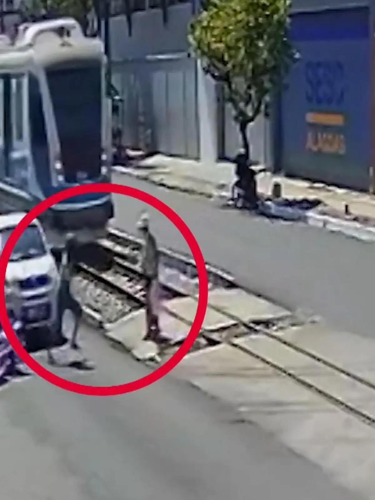 Eine ältere Dame im brasilianischen Maceio überquert gedankenverloren einen Bahnübergang - dabei übersieht sie völlig die herannahenden Straßenbahn. Doch die alte Dame hat einen Schutzengel. In letzter Sekunde zieht sie ein Motorradfahrer von den Schienen. Die Bilder dieser dramatischen Rettung sehen Sie hier im Video