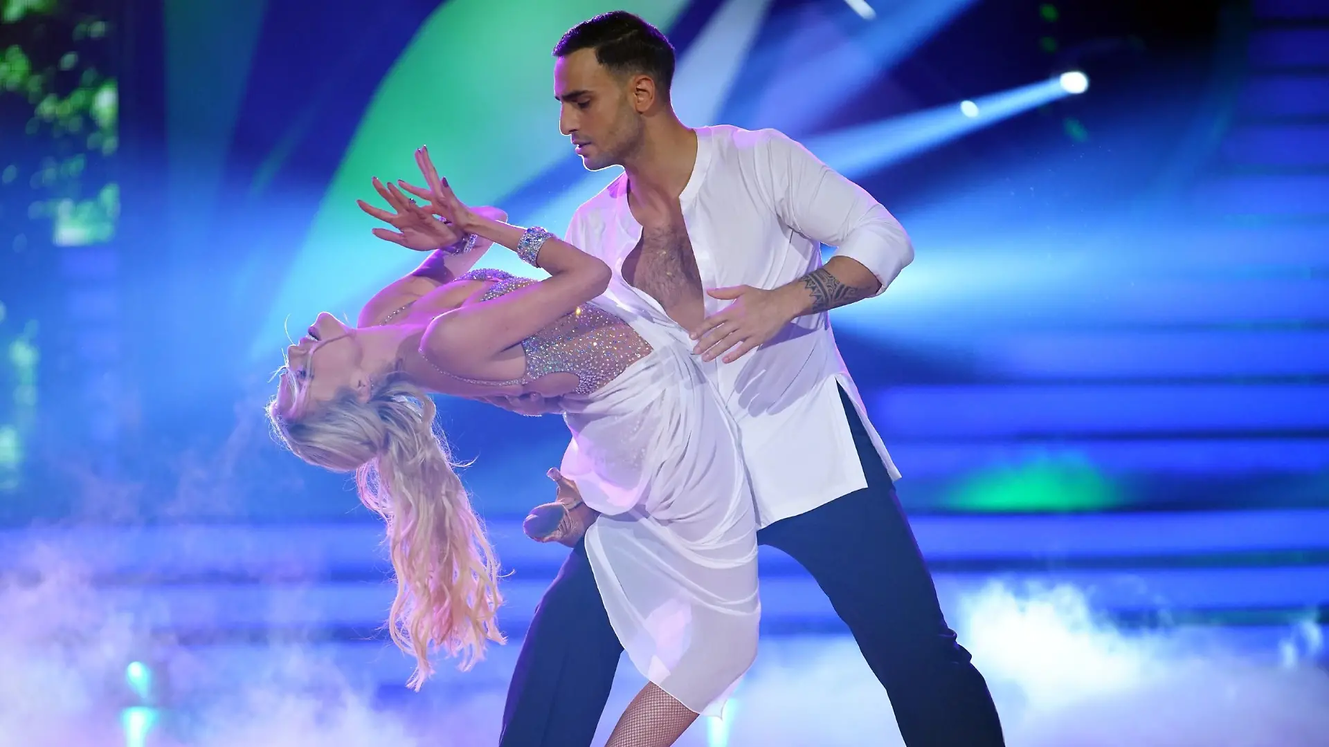 Timur Ülker und Patricija Ionel tanzen Rumba.
Die Verwendung des sendungsbezogenen Materials ist nur mit dem Hinweis und Verlinkung auf RTL+ gestattet.