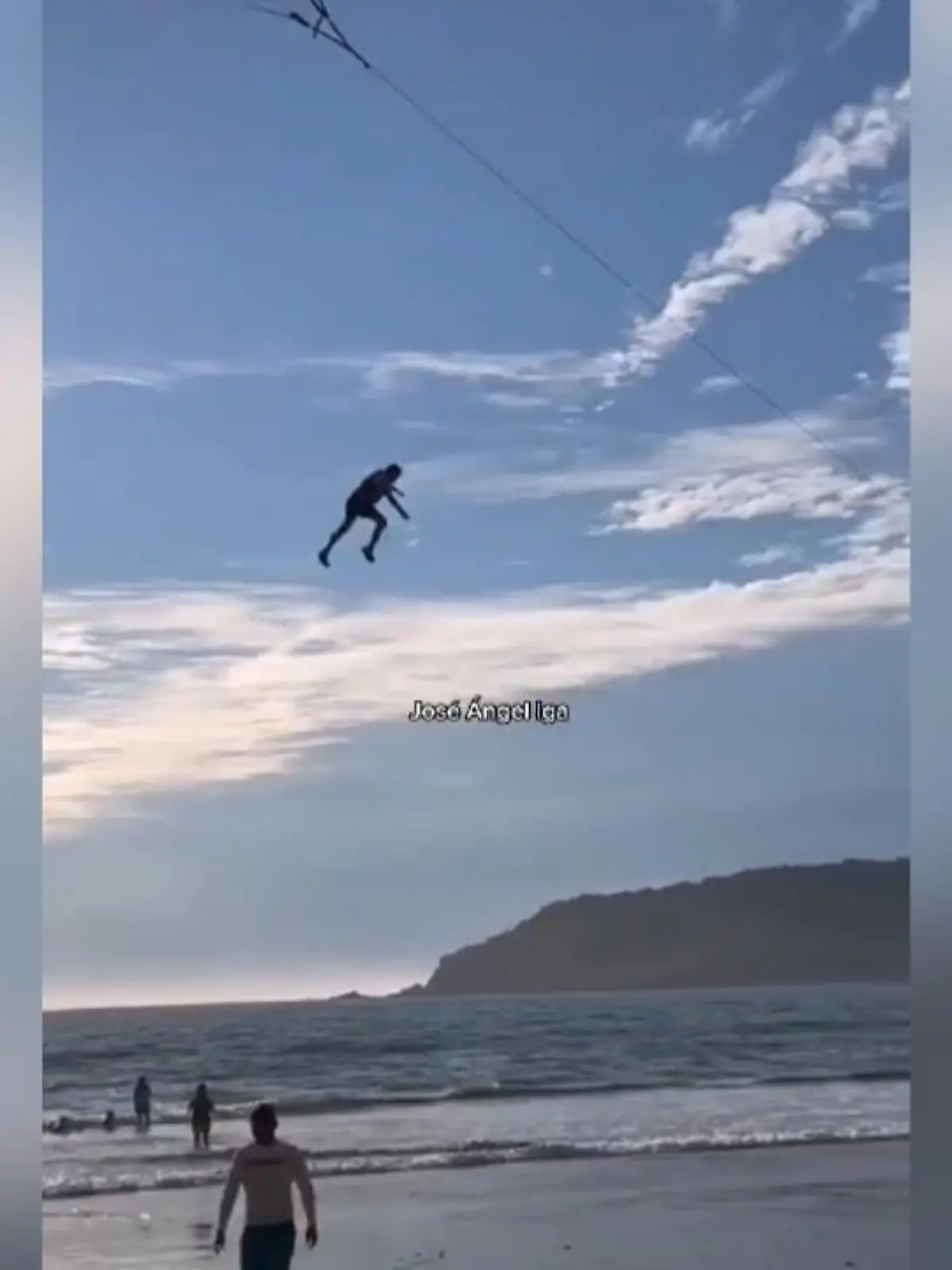 Dramatische Augenblicke am Strand in Mazatlán in Mexiko. Wo Urlauber normalerweise die schönsten Tage des Jahres genießen sollen, ereignete sich jetzt ein Unglück. Nur Sekunden nachdem ein Parasailor mit dem Fallschirm in die Luft aufgestiegen ist, reißt sein Gurtzeug und der Mann stürzt in die Tiefe.