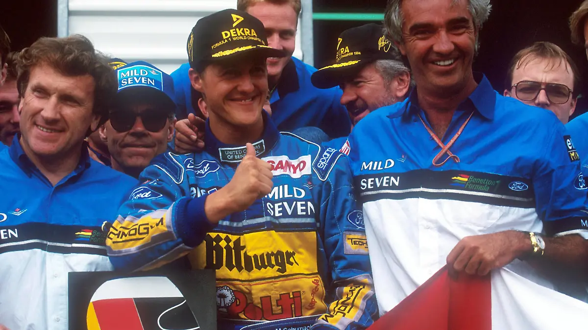 Bildnummer: 04010474 Datum: 13.11.1994 Copyright: imago/LAT Photographic
Michael Schumacher (Deutschland, Mitte) - Weltmeister 1994 mit Teamchef Flavio Briatore (Italien / beide Benetton Ford, re.) - PUBLICATIONxINxGERxONLY (LAT200108020166); Vdia, quer, Jubel, Sieg, Sieger, Fahne, Nationalfahne Großer Preis von Australien 1994, Formel 1 Weltmeisterschaft, F1, F, GP, WM Adelaide Freude, Motorsport Grand Prix Herren Einzel Gruppenbild optimistisch Randmotiv Personen
Image number 04010474 date 13 11 1994 Copyright imago LAT Photographic Michael Schumacher Germany centre World Champion 1994 with Team boss Flavio Briatore Italy both Benetton Ford right PUBLICATIONxINxGERxONLY LAT200108020166 Vdia horizontal cheering Victory Winner Flag National flag grand Prize from Australia 1994 Formula 1 World Cup F1 F GP World Cup Adelaide happiness motor aviation Grand Prix men Singles Group photo optimistic Rand motive Human Beings