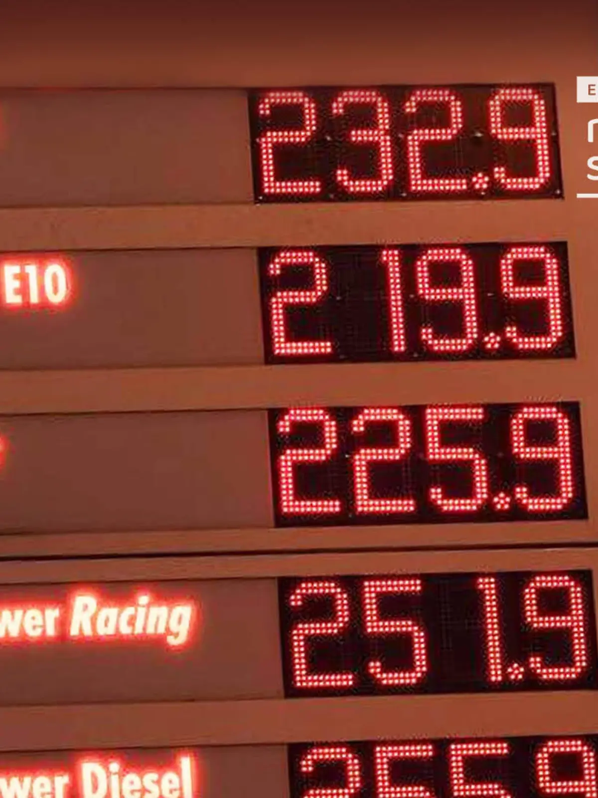 Tanken ist in Deutschland aktuell teuer wie nie. Benzin und Diesel kletterten im März 2022 auf über 2 Euro pro Liter. Aufgrund des anhaltenden Krieges in der Ukraine hält Bundeswirtschaftsminister Robert Habeck sogar Preise für über 3 Euro für möglich. Die gute Nachricht: Beim Tanken lässt sich trotzdem noch Geld sparen. Wir verraten Ihnen, was an der Zapfsäule und während der Fahrt wirklich einen Unterschied macht.