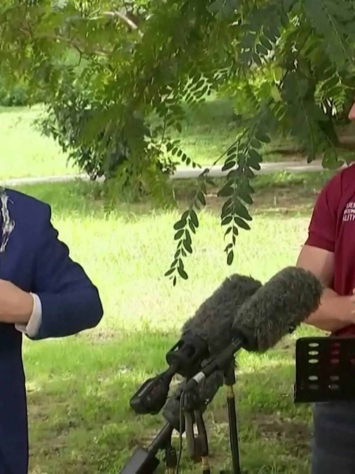 Bei einer Pressekonferenz wird ein Gebärdesprachen-Dolmetscher nichtsahnend von einem gewaltigen Vogelschiss überrascht. Der Schwall trifft ihn im Gesicht und an der Jacke, doch es ist verblüffend, wie der Mann mit der Situation umgeht.