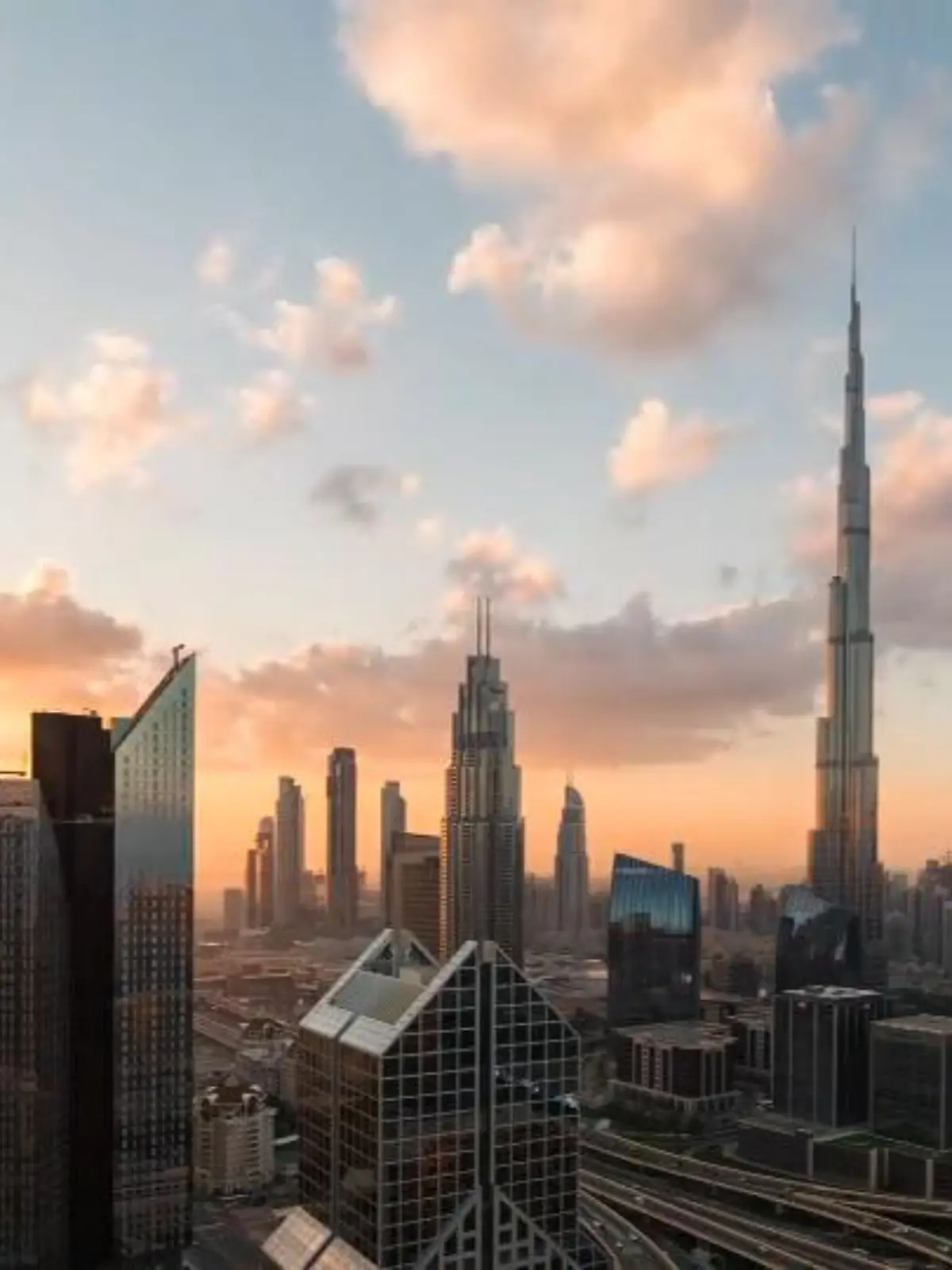 Dubai ist eine der teuersten Städte der Welt und aktuell einer der Reisehotspots schlechthin. Aber kann man dort auch mit kleinem Geld einen schönen Urlaub machen? Wir machen den Extrem-Test mit 150 Euro pro Tag für drei Erwachsene und ein Kind! Wie weit kommt unser Team damit?