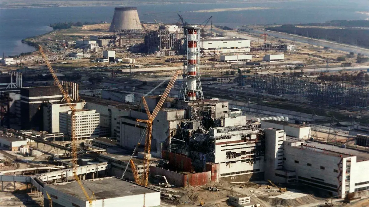 Reparaturarbeiten am explodierten ukrainischen Atomkraftwerk Tschernobyl (Aufnahme vom 1. Oktober 1986). Im Vordergrund der zerstörte Reaktorblock 4, in dem sich am 26. April 1986 eine Explosion ereignete, die zum weltweit schwerstenReaktorunfall führte. Nach Schätzungen wurden rund 600000 Menschen einer starken Strahlenbelastung ausgesetzt, unter den Bergungsmannschaften gab es angeblich 7000 Tote. 125000 Helfer sind nach Informationen der WHO schwer erkrankt. Wegen der Gefährdung durch Radioaktivität mußten 375000 Menschen umgesiedelt werden. 15 Jahre nach der Atomkatastrophe von Tschernobyl soll der Unglücksreaktor eine neue und dauerhafte Stahlhülle erhalten. Dies sieht eine Vereinbarung zwischen der Regierung der Ukraine und der Osteuropabank (EBWE) vor. Eine Sprecherin der Bank sagte am 24.4.2001 in London, Kiew habe zwar das grundsätzliche Einverständnis zu dem Konzept bekundet.  [dpabilderarchiv]