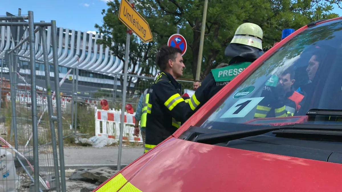 Die Feuerwehr München musste im Olympiapark helfen.