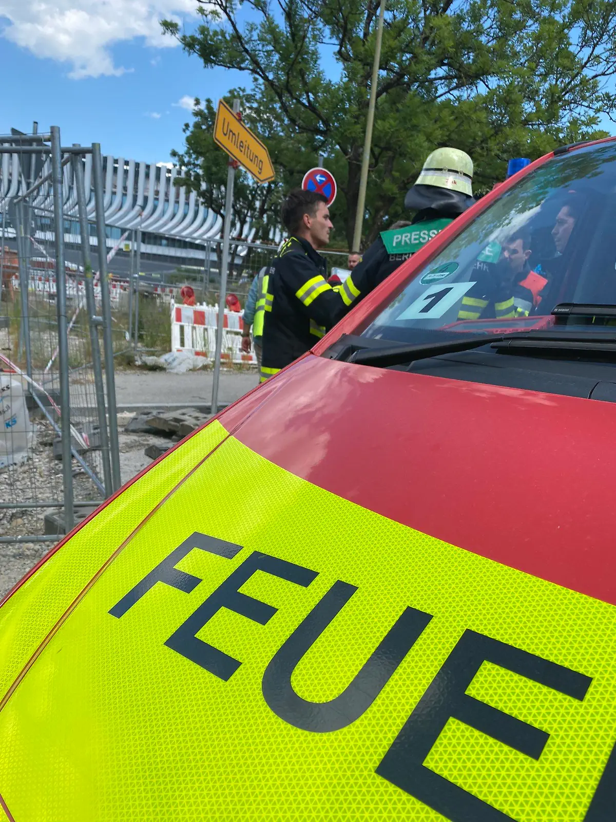 Die Feuerwehr München musste im Olympiapark helfen.